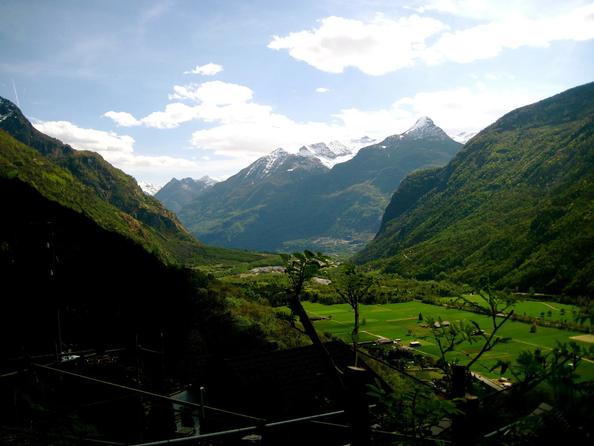 Photo showing: Malvaglia, Ticino. Bergzunge oberhalb von Biasca, zu diesem Zeitpunkt für eine Grossbaustelle genutzt. Berge der Tessiner Alpen weiter talabwärts westlich des Riviera-Tals (Ticino river).