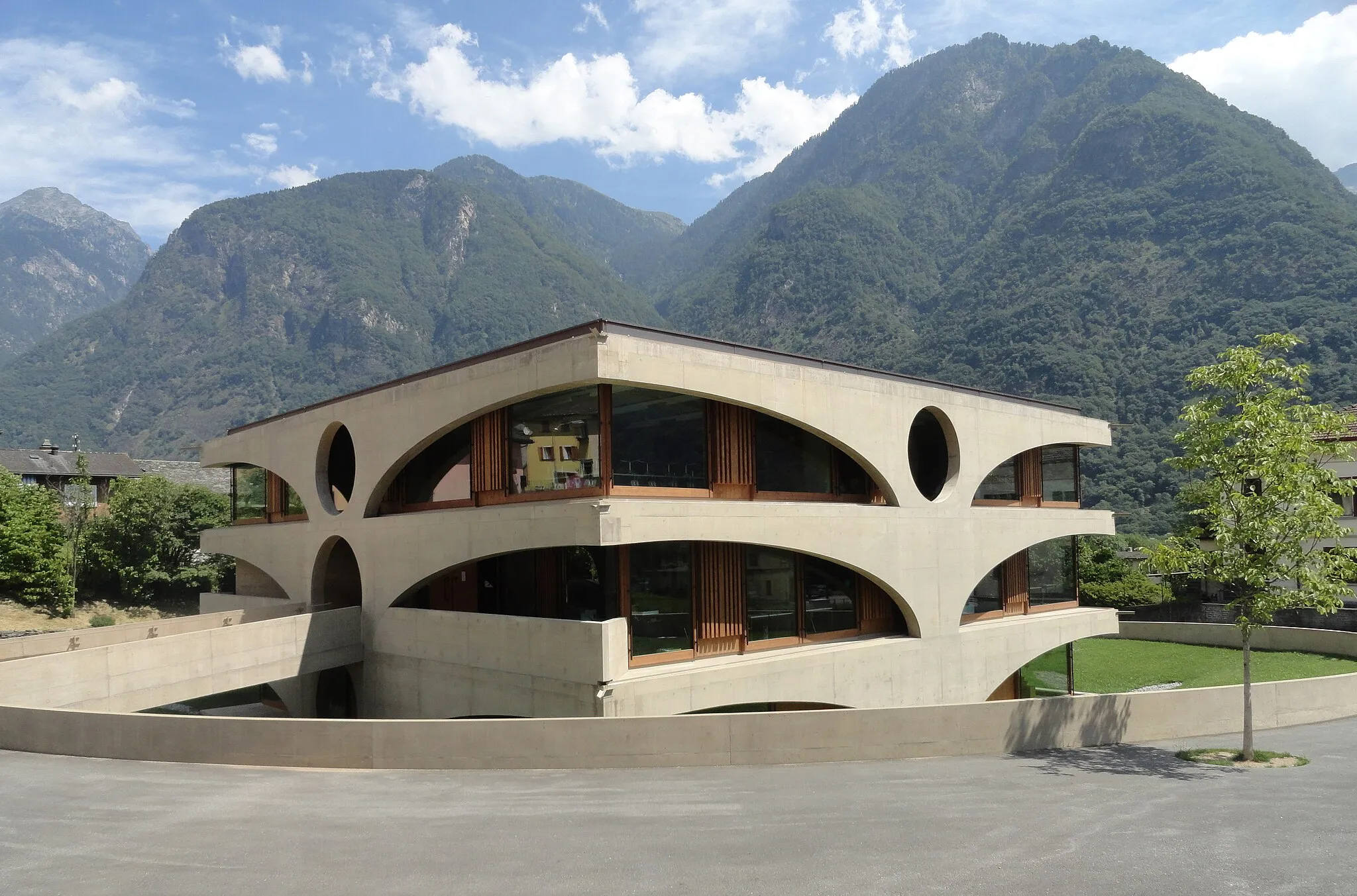 Photo showing: Schulhaus Grono, Architekten Raphael Zuber und David Gianinazzi, erbaut 2011