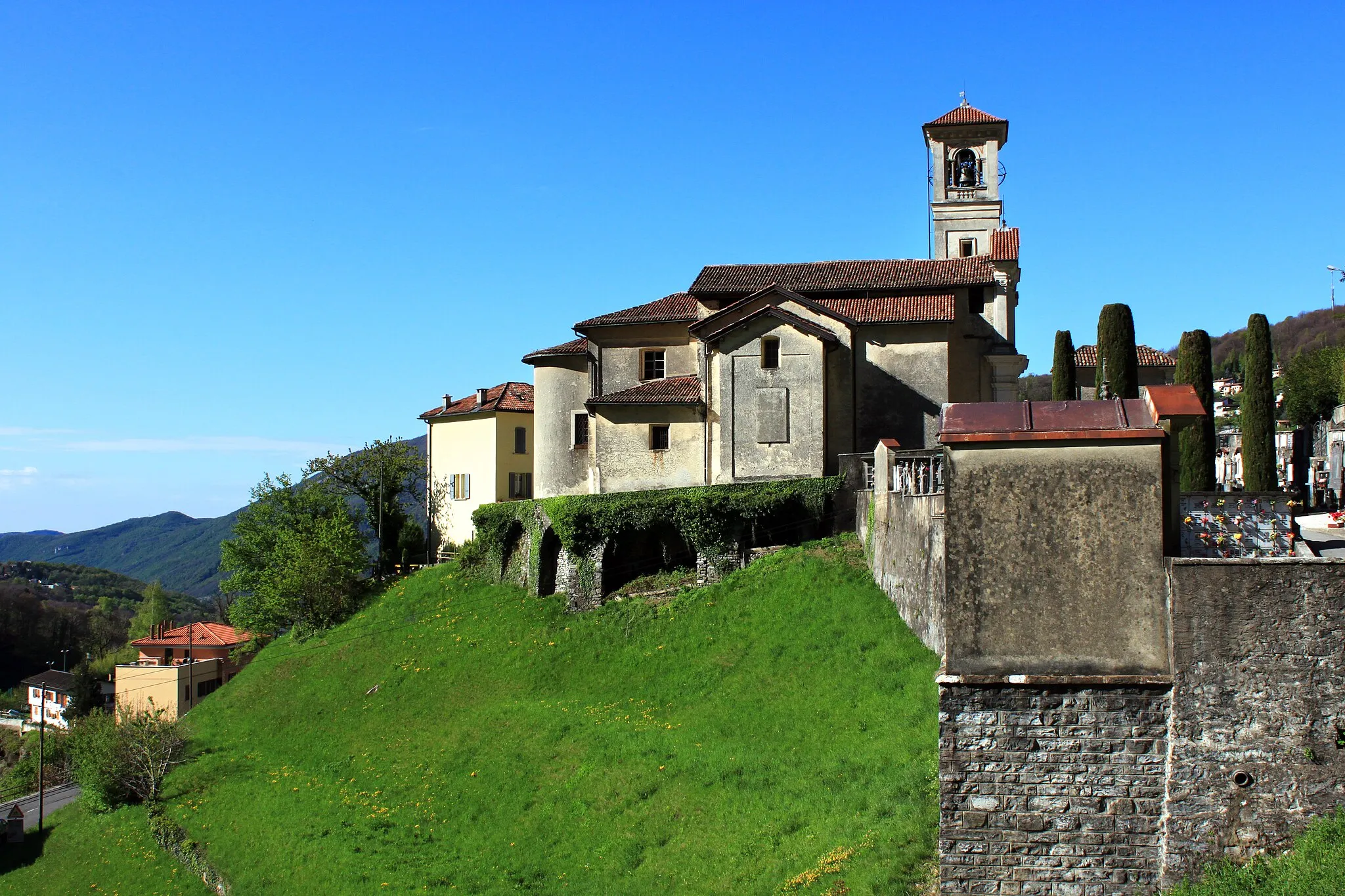 Photo showing: Kirche im Bergdorf Arogno. Arogno liegt oberhalb von Lugano im Schweizer Kanton Tessin.