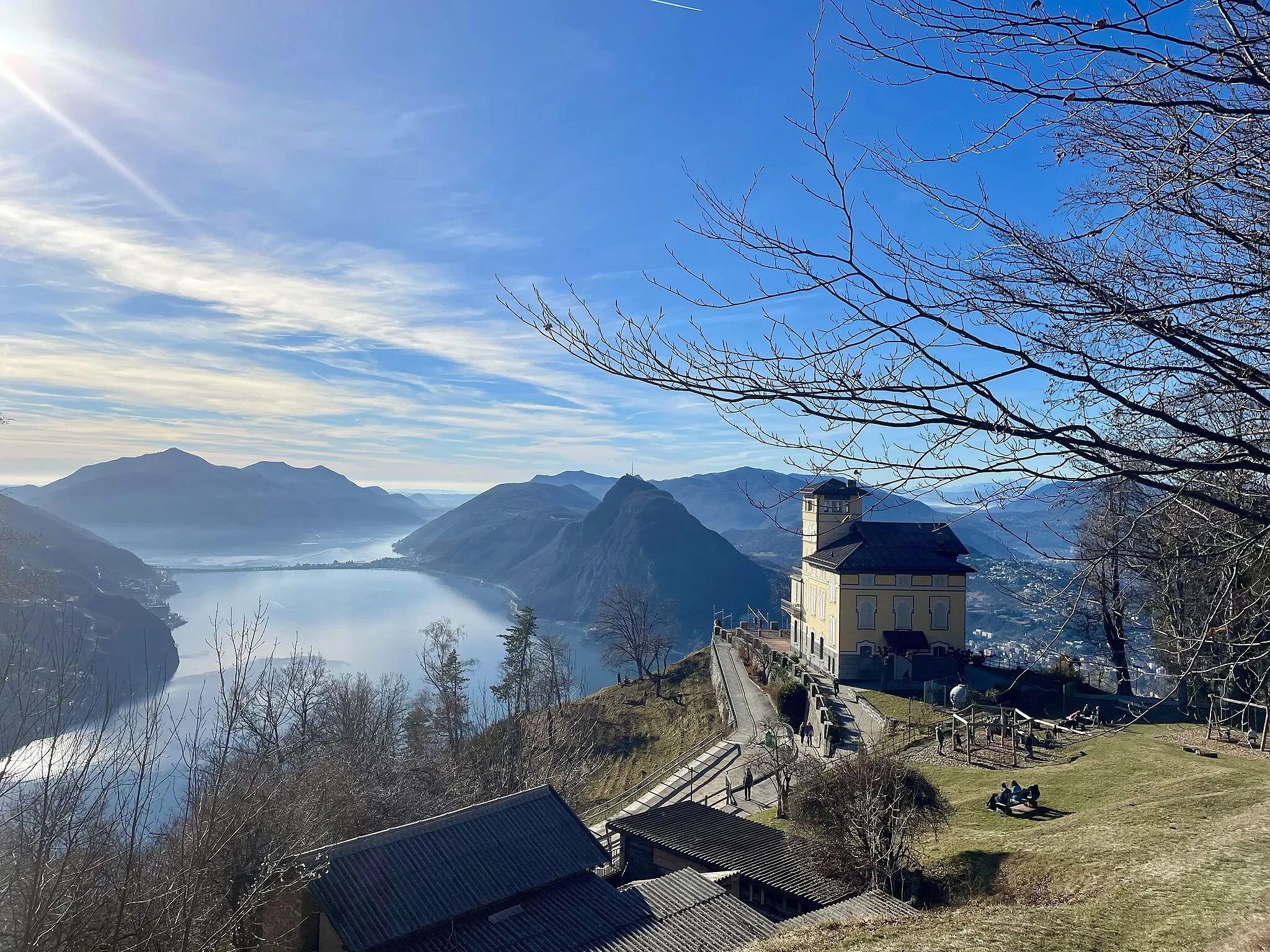 Photo showing: de:Monte Brè: Ristorante Vetta und Aussicht nach Süden