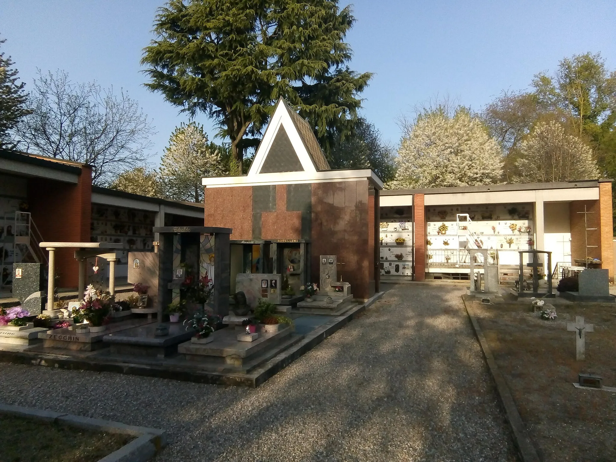 Photo showing: Cimitero di Tornavento, frazione del comune di Lonate Pozzolo, in provincia di Varese