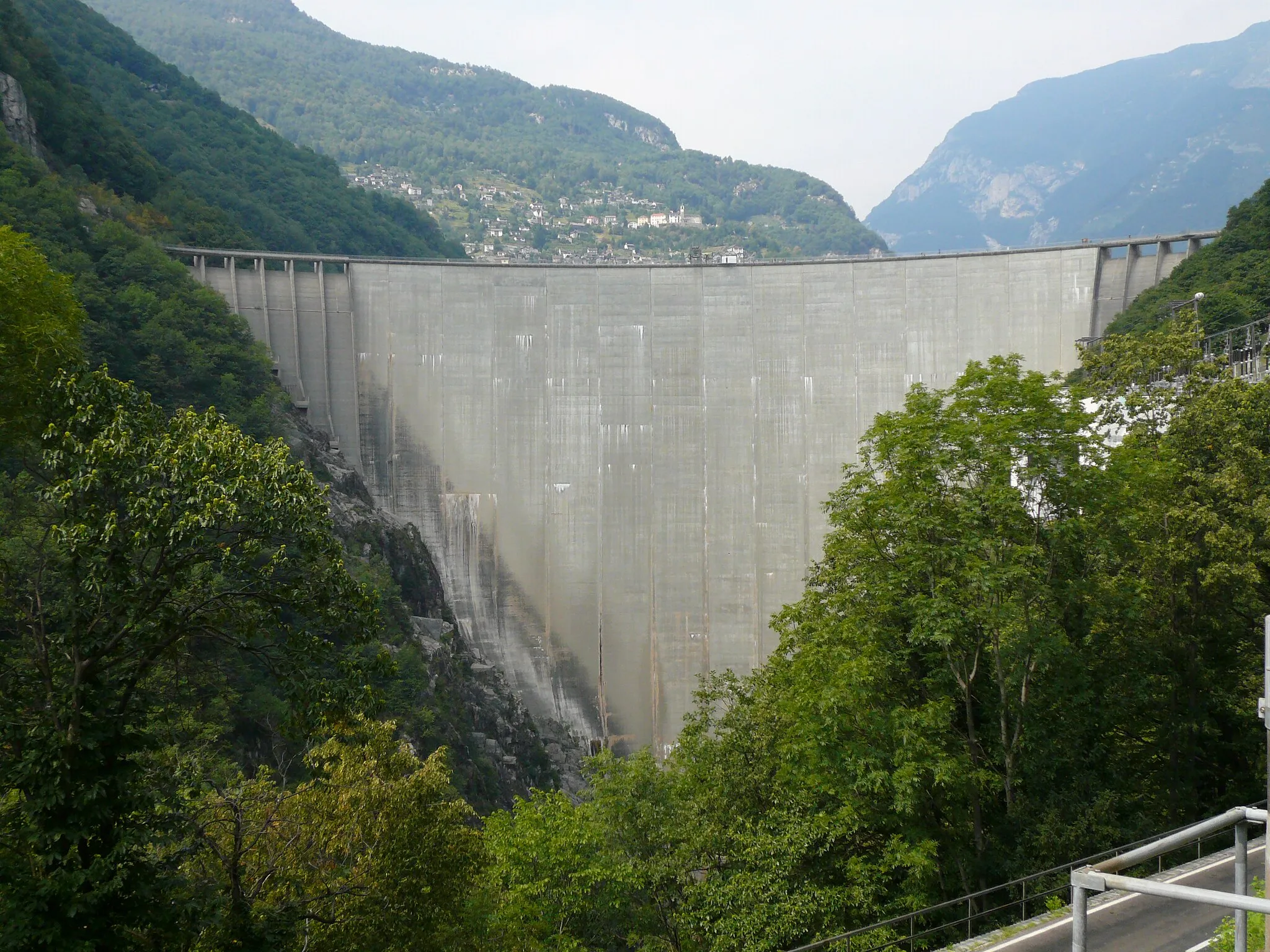 Photo showing: barrage de Contra vu depuis la route du val Verzasca