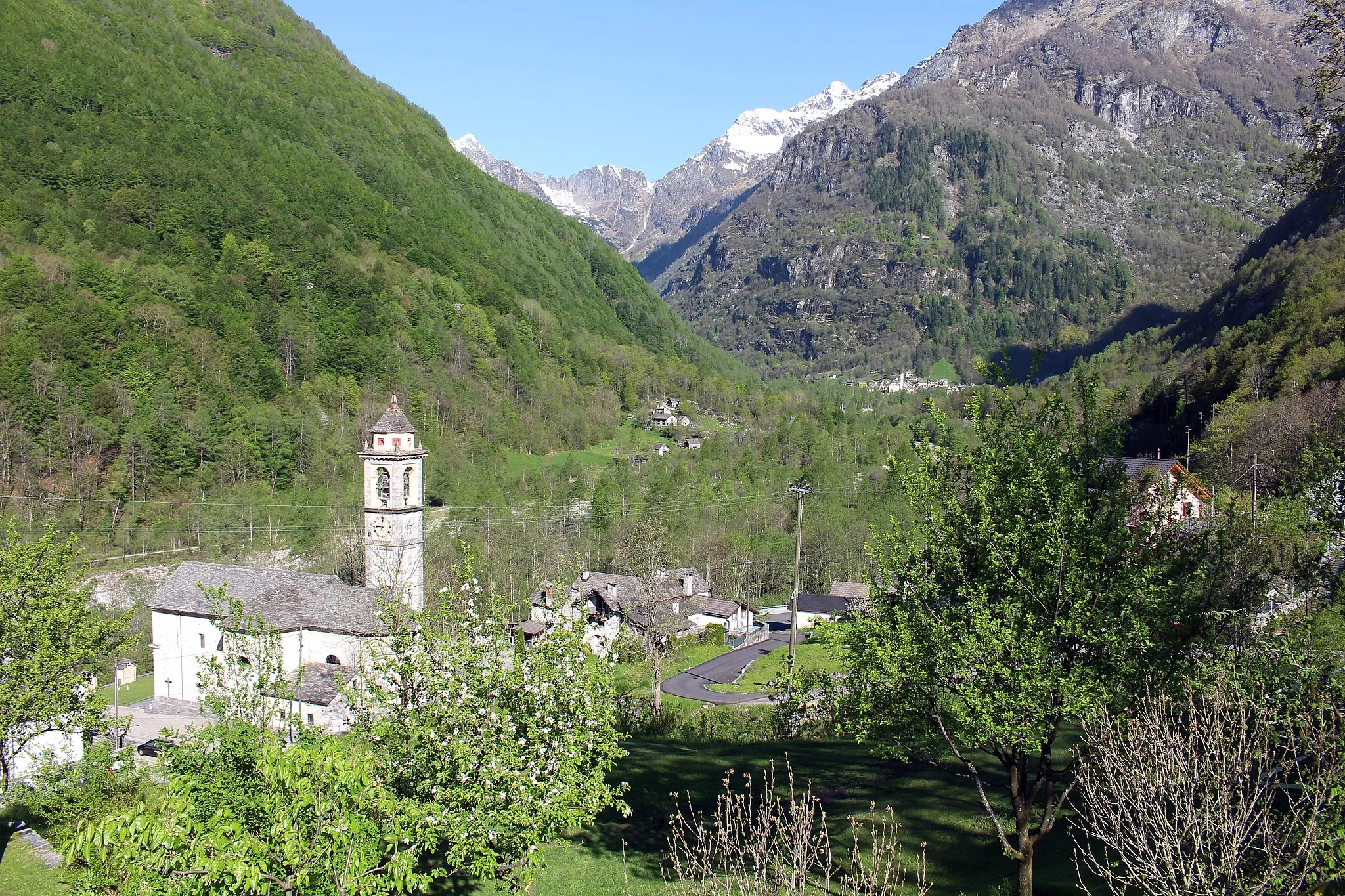 Photo showing: Blick auf Frasco (885 m.ü.M.) im Valle Verzasca. Links steht die Kirche San Bernardo d’Aosta. Das Valle Verzasca ist ein wunderschönes Tal der Südalpen im Schweizer Kanton Tessin.
