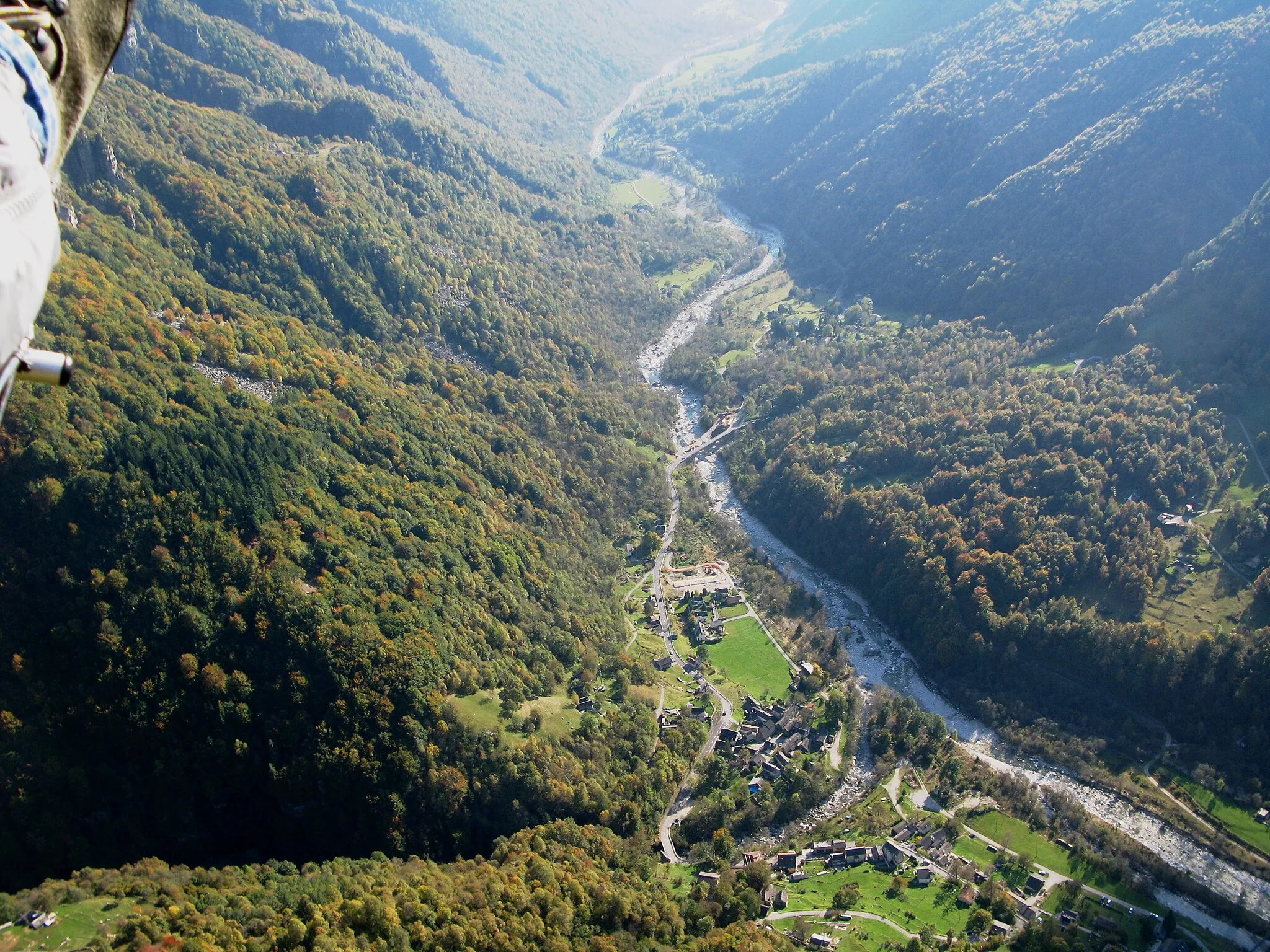 Photo showing: Frasco, Gerra Verzasca in the background and the landing field at Lorentino