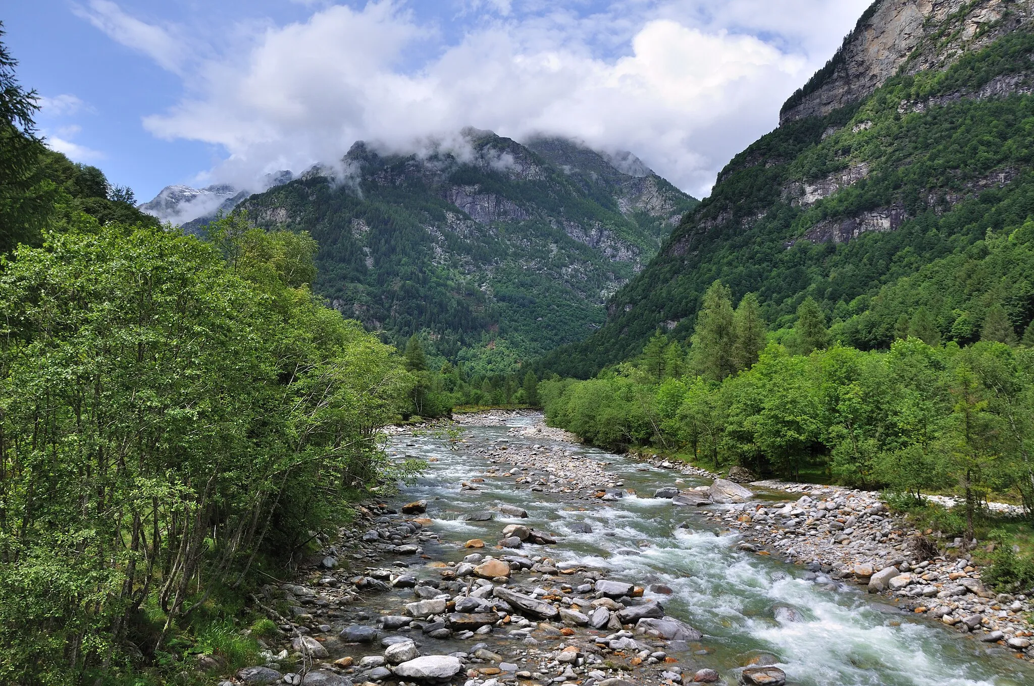 Photo showing: Switzerland, Ticino, hiking in the Verzasca valley