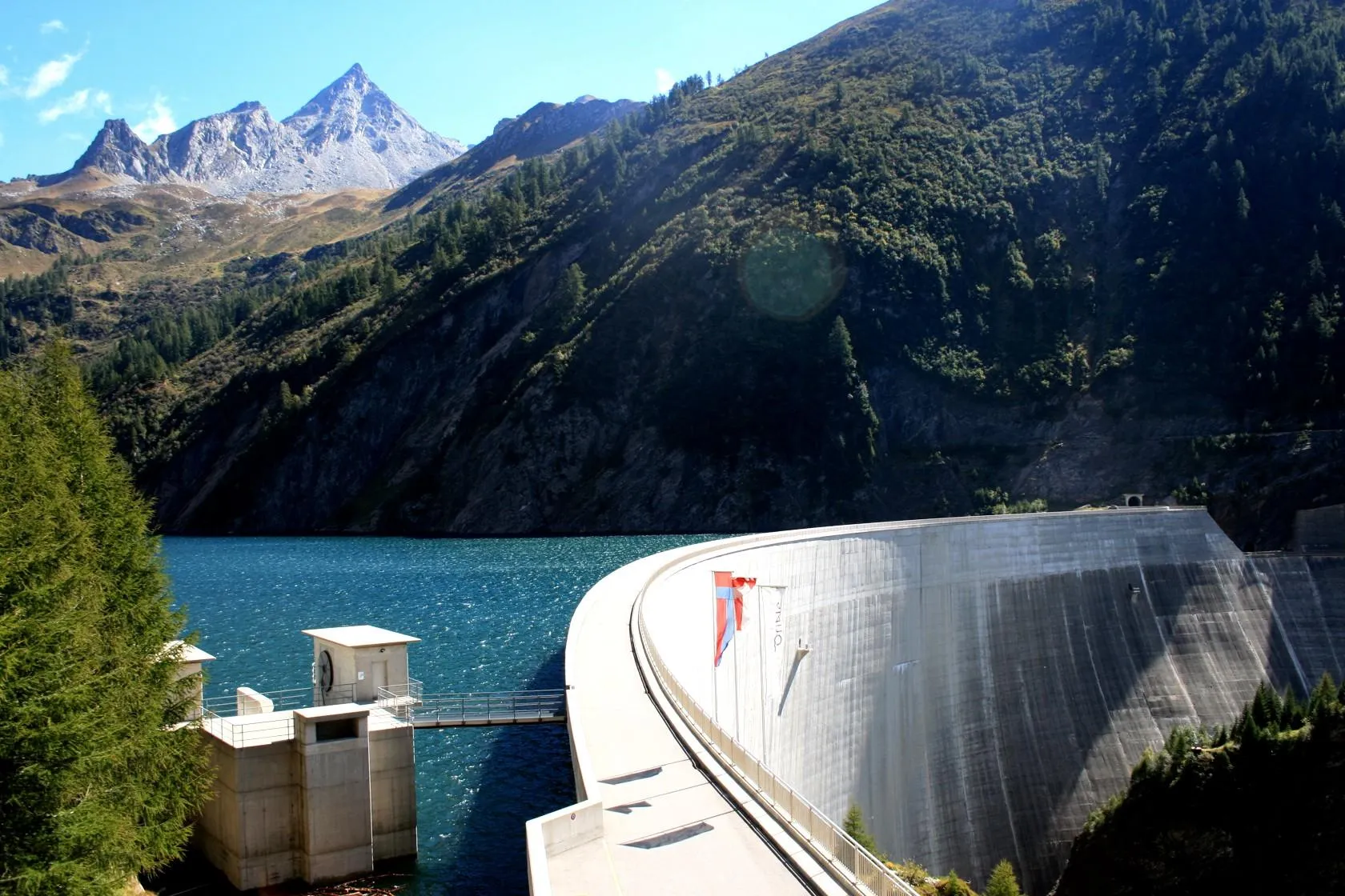 Photo showing: Lake Luzzone, canton of Ticino.