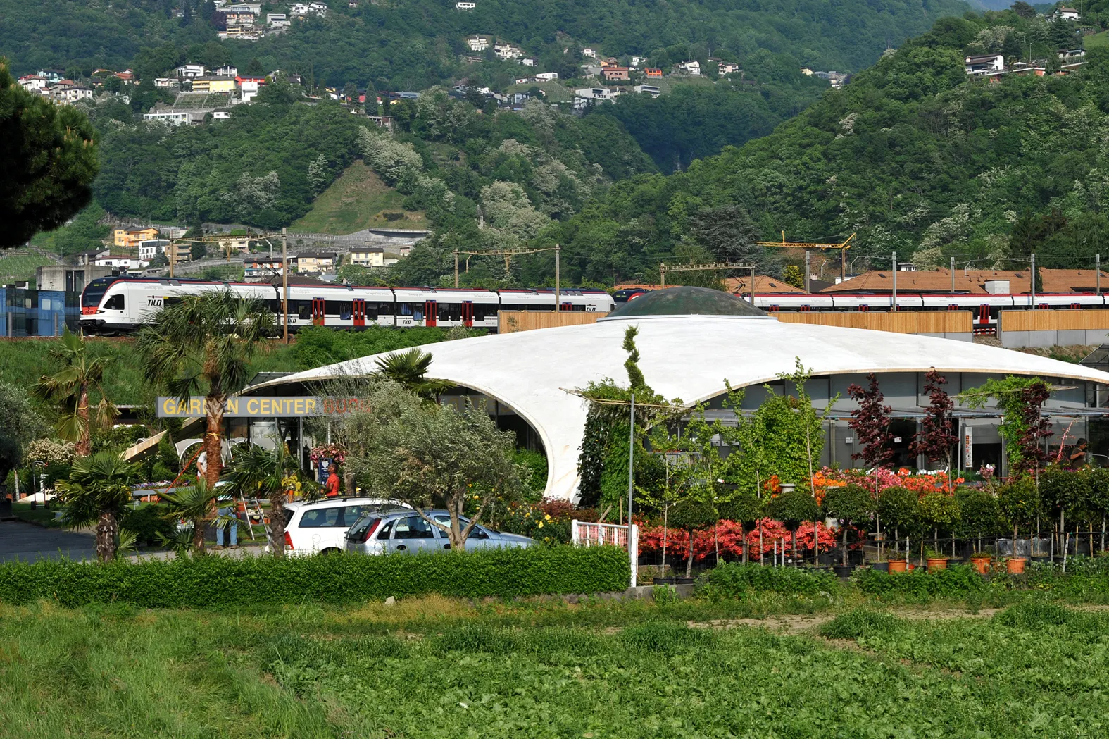 Photo showing: Concrete shell roof (Isler shell) of the Garden Center Bürgi in Camorino, built 1973; Ticino, Switzerland.
