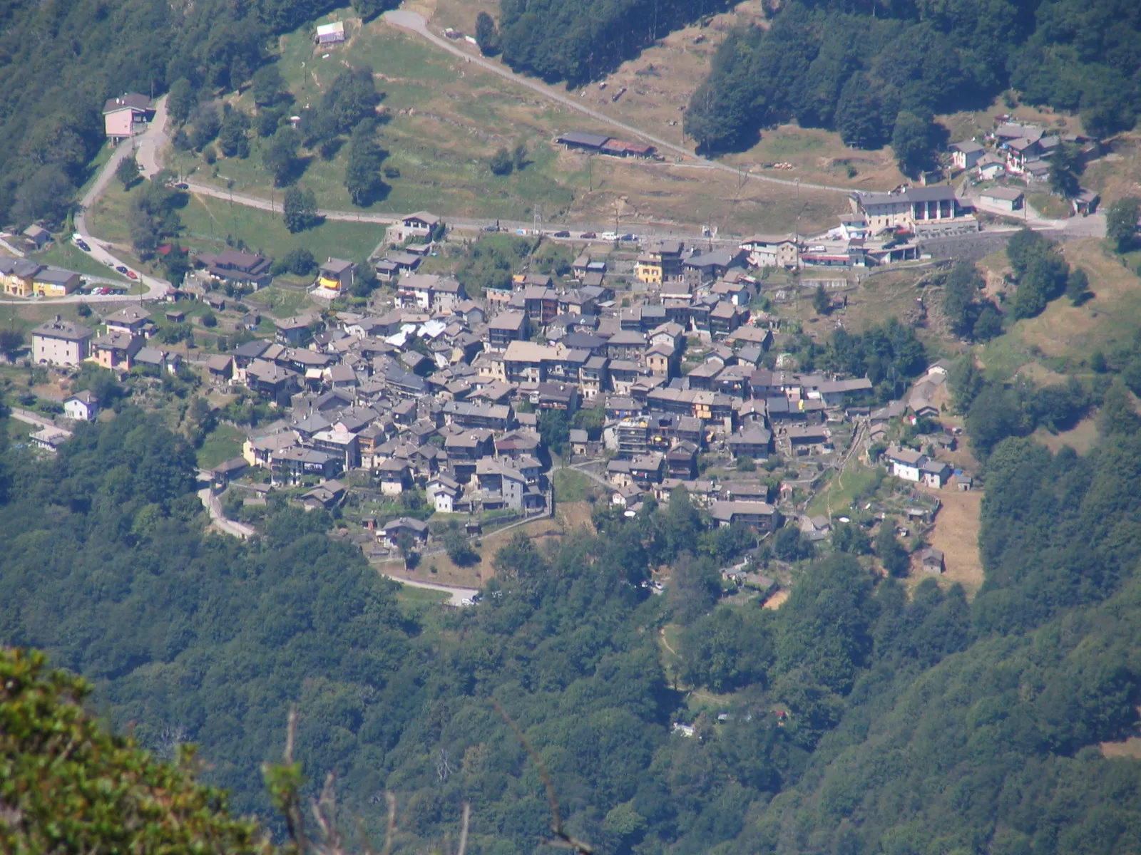 Photo showing: Indemini, a little village in Switzerland near the border to Italy. The picture was taken from the mount Tamaro.