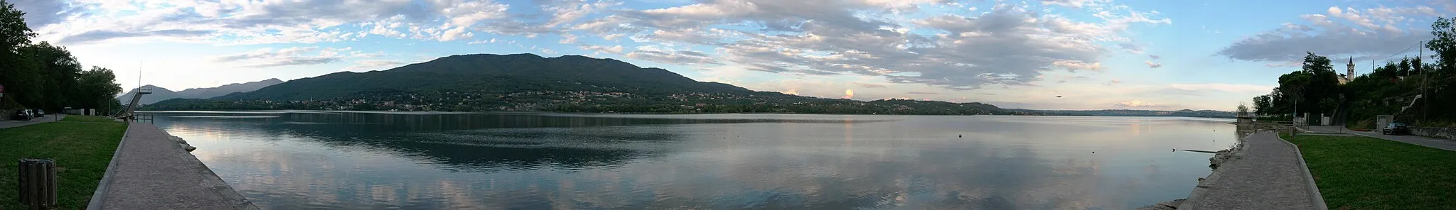 Photo showing: Panoramic of Varese lake from Biandronno