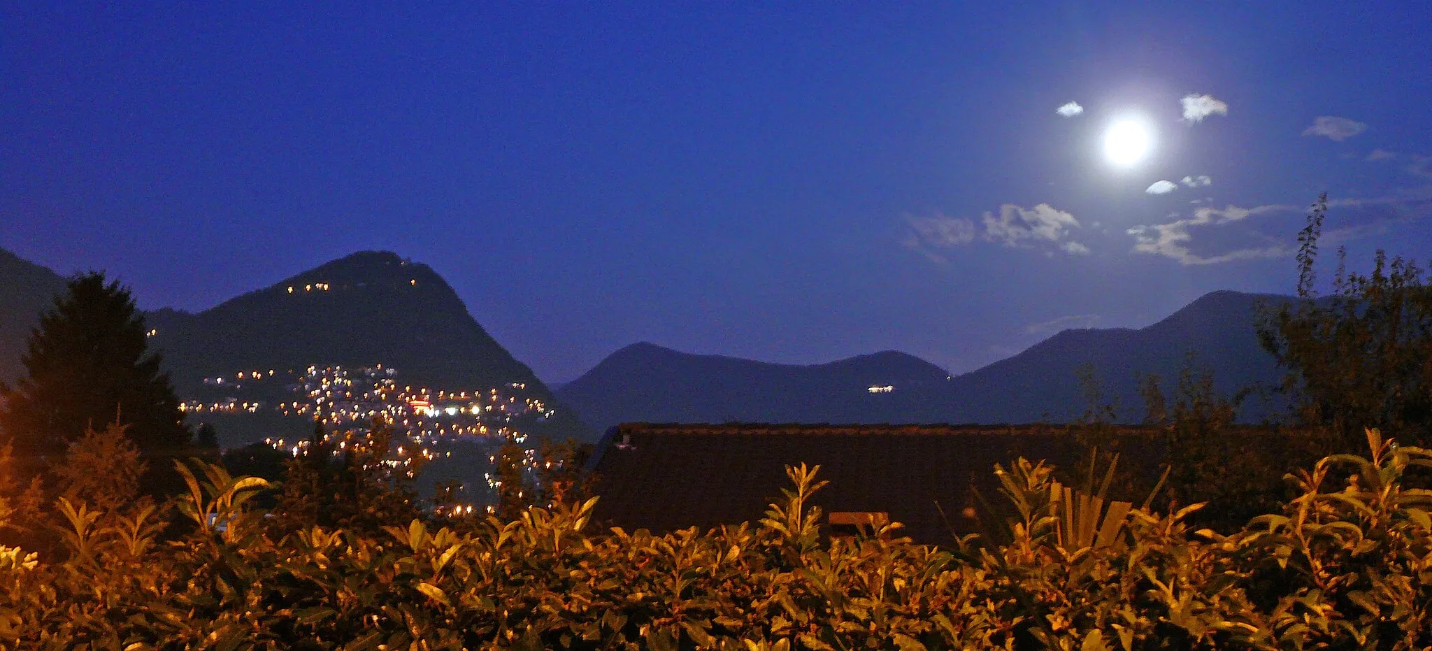 Photo showing: Monte Bré at night with full moon from Breganzona