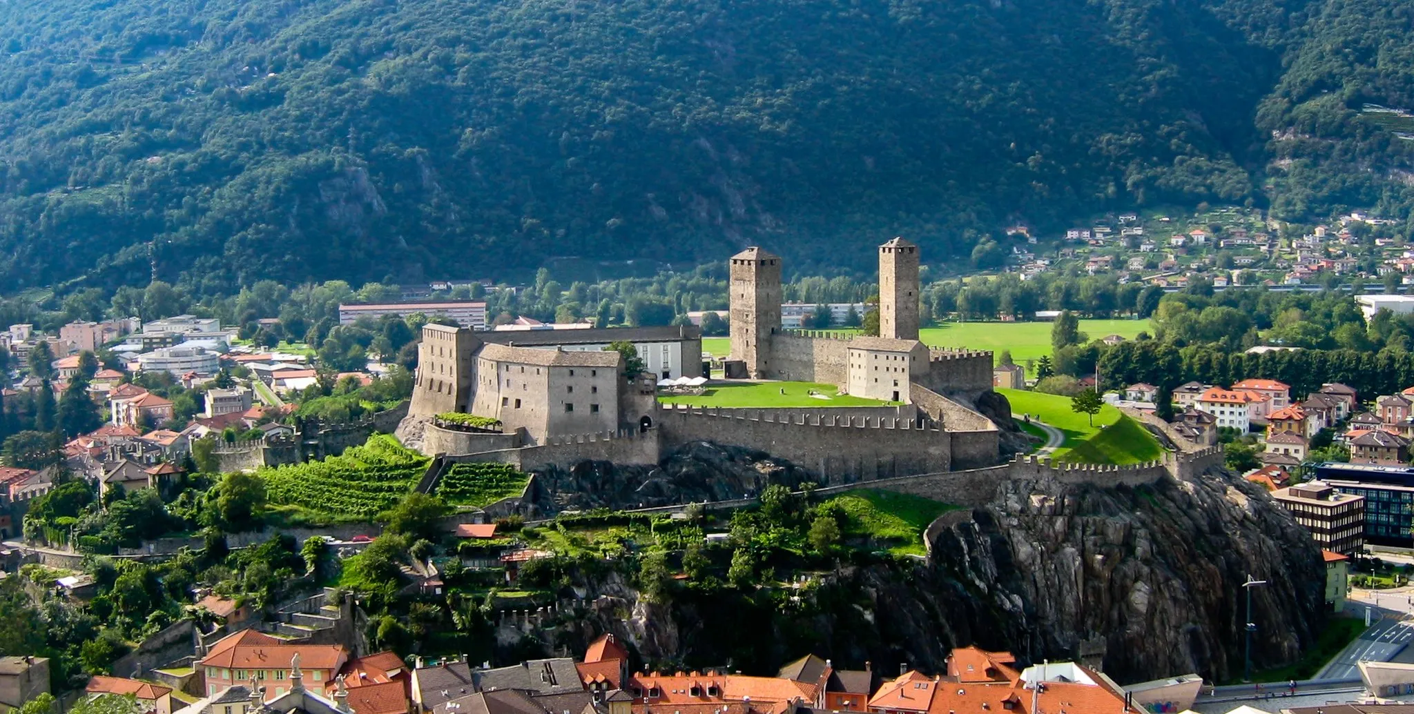 Photo showing: View of Bellinzona's Castelgrande as seen from Castello di Montebello.