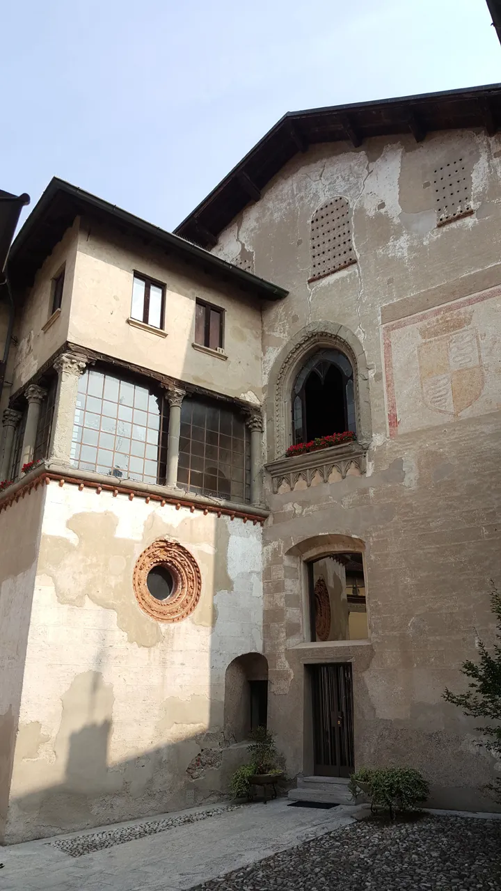 Photo showing: Ingresso di Palazzo Branda Castiglioni