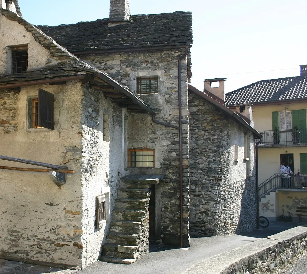 Photo showing: Typische Häuser von Cugnasco
