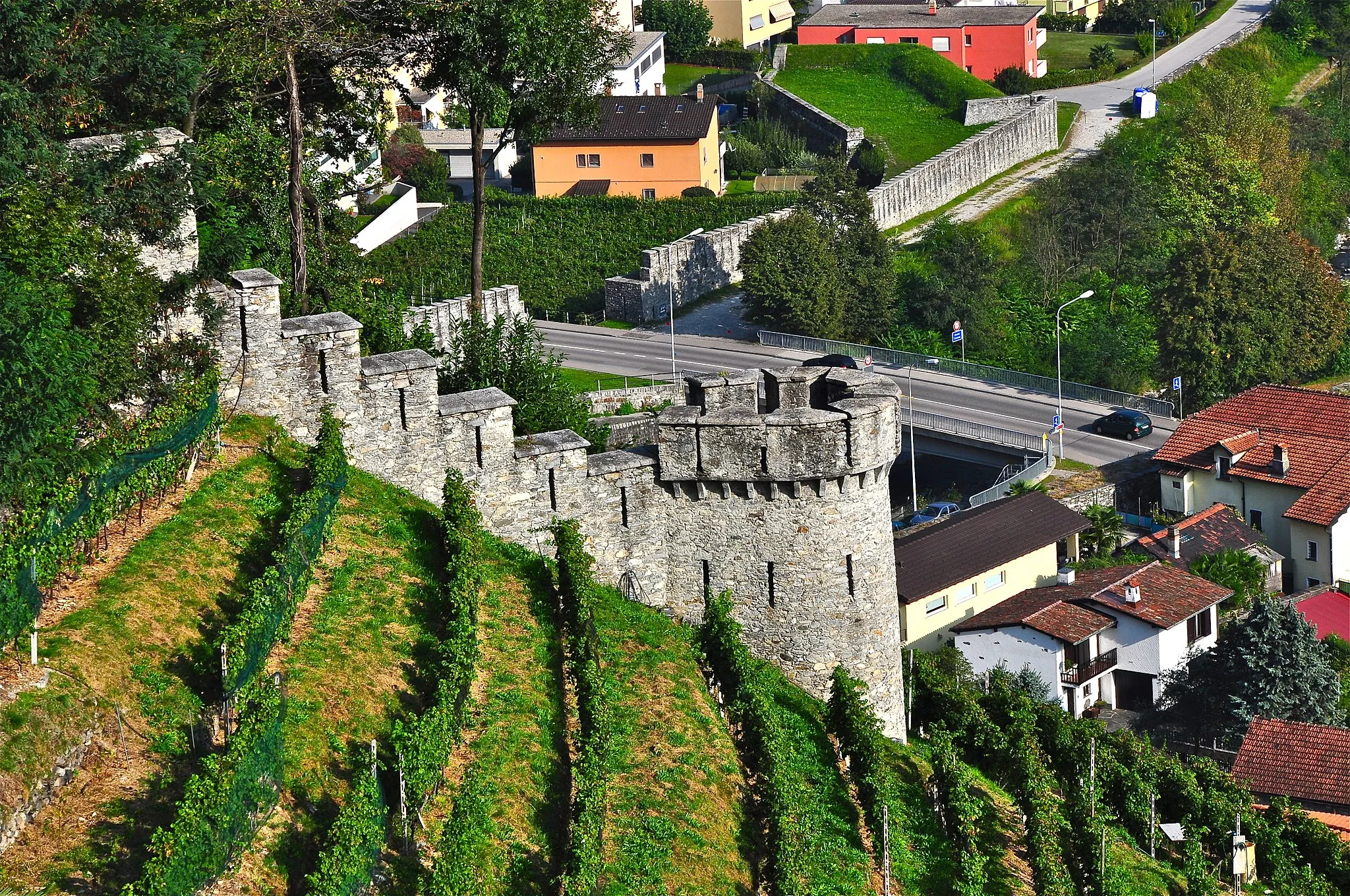 Photo showing: Torre di osservarzione e parte della murata in città.