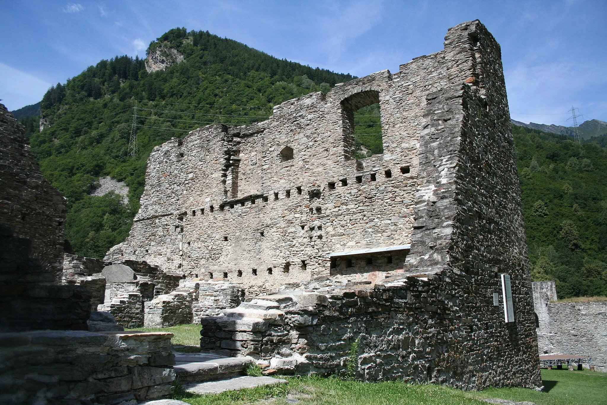 Photo showing: de:Castello di Mesocco:

Nordmauer Innenhof Rocca