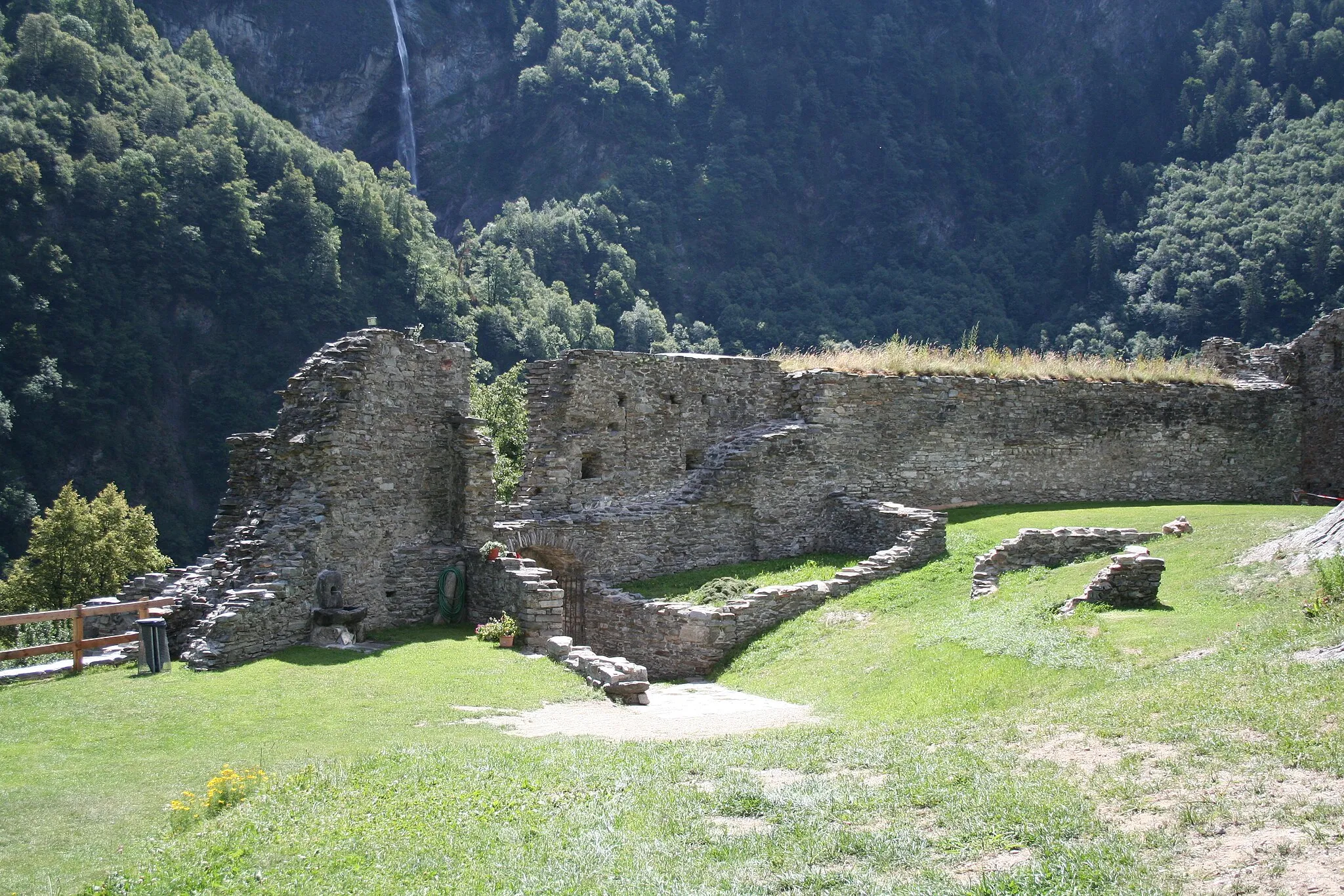 Photo showing: de:Castello di Mesocco:

Eingangsbereich