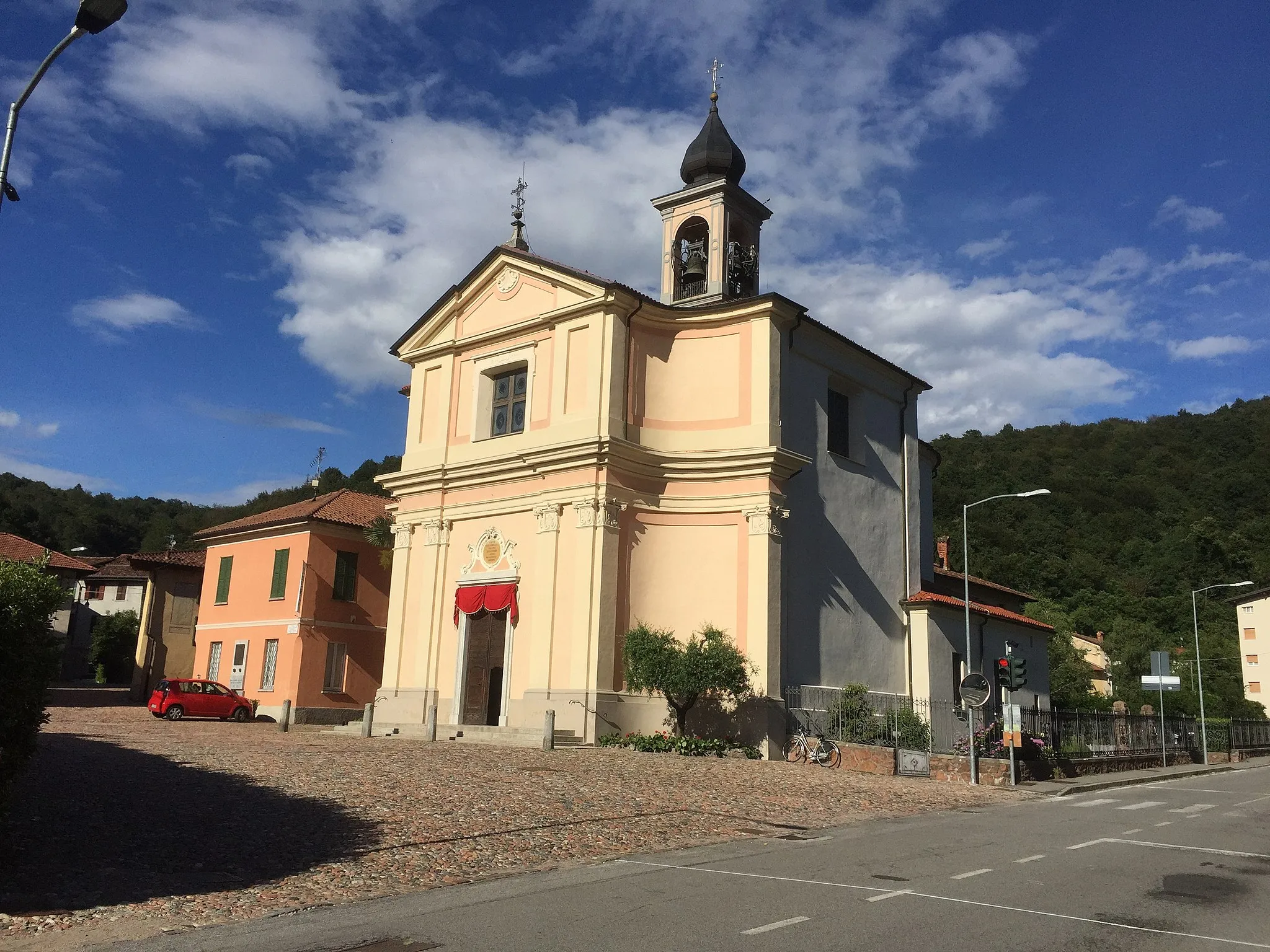 Photo showing: Vista frontale della chiesa parrocchiale del comune italiano di Brinzio (VA) dopo i restauri del biennio 2016-2017