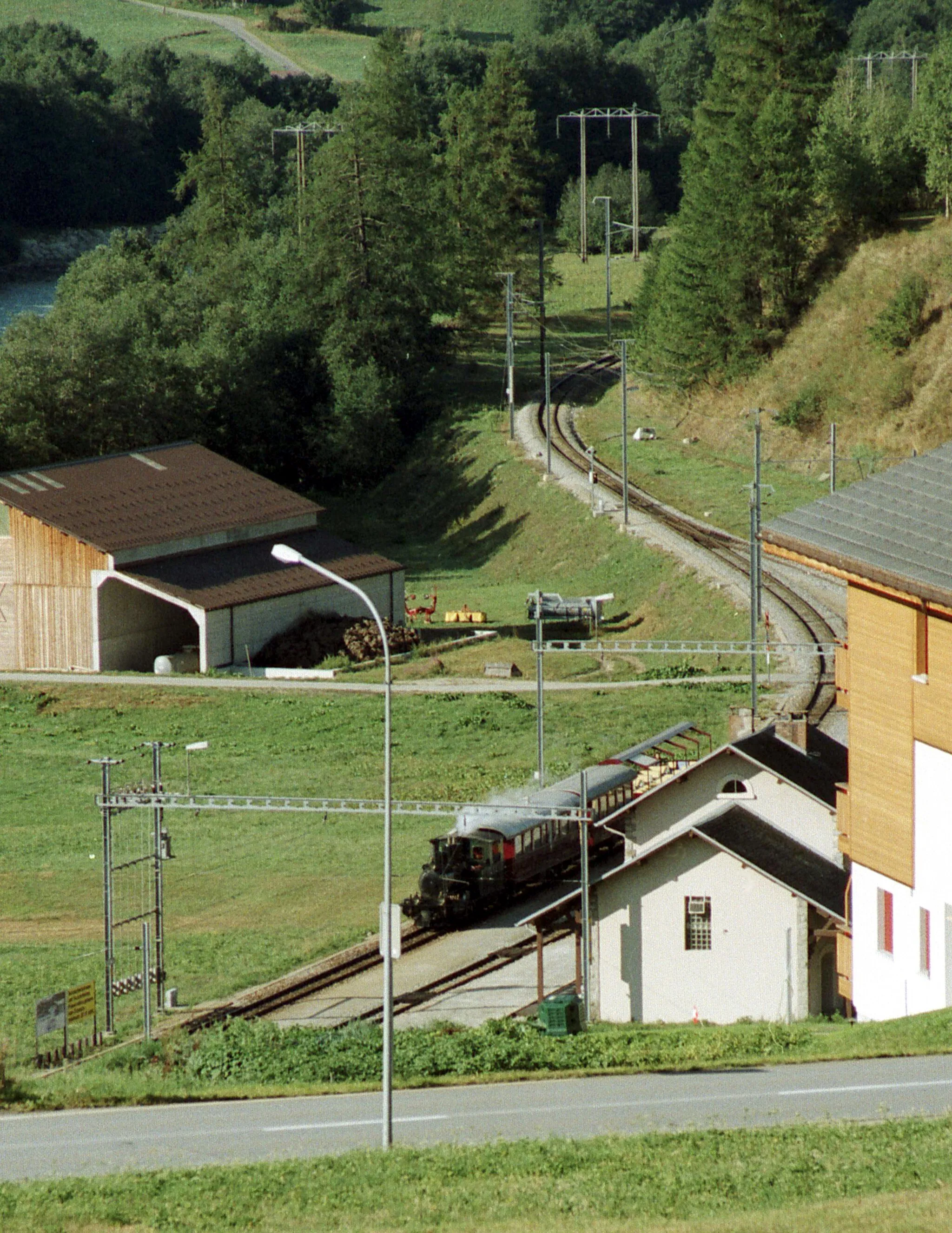Photo showing: Dampfzug auf der MGBahn im Bahnhof Biel VS