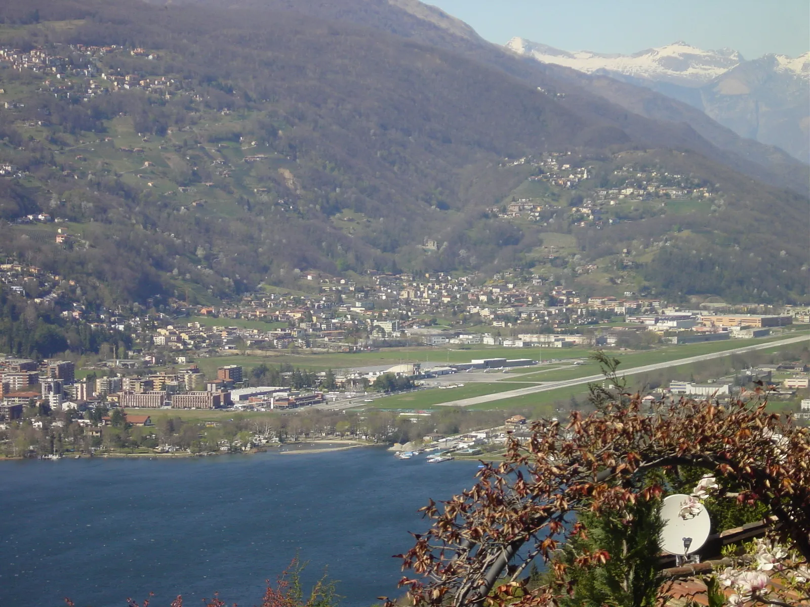 Photo showing: View of Lugano Airport in Agno