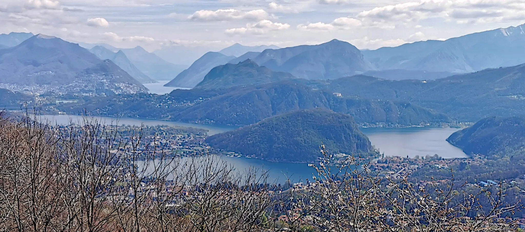 Photo showing: Il Lago di Lugano, visto dalla chiesa di San Paolo a Marchirolo. Al centro della foto, in primo piano, il Monte Caslano.