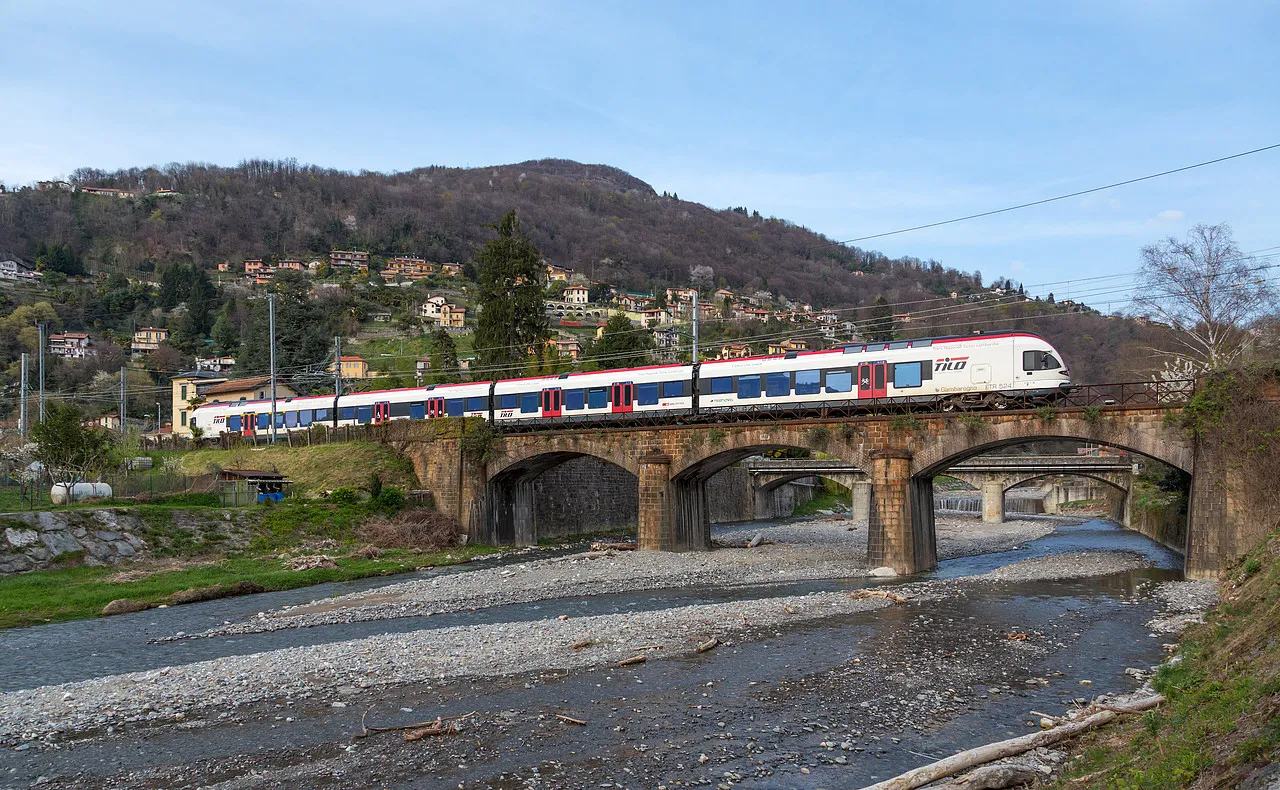 Photo showing: Elettrotreno RABe 524 delle Ferrovie Federali Svizzere in transito presso Maccagno; effettua un treno della linea celere S30.
