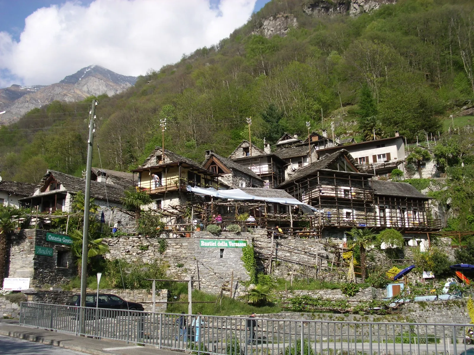 Photo showing: Berzona/Vogorno, Ticino, Switzerland

self-made, May 2006