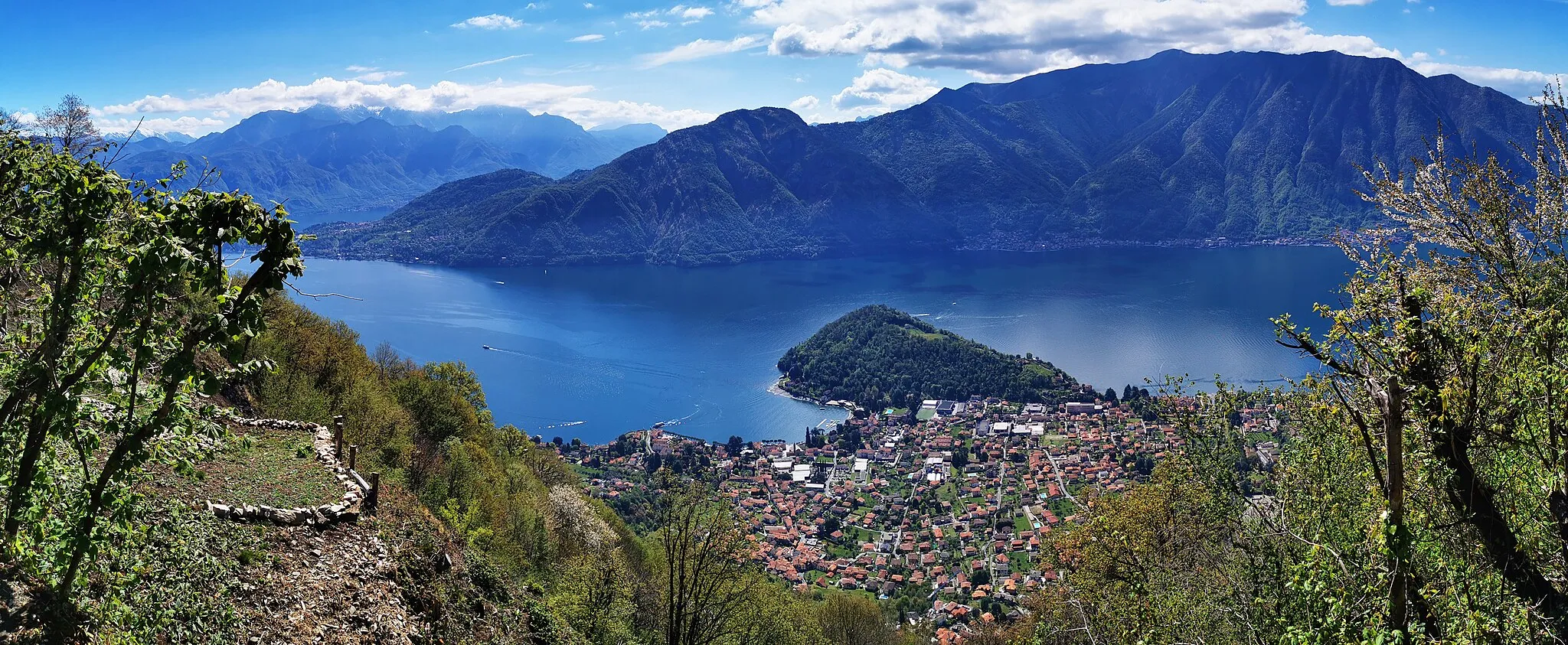 Photo showing: Lago di Como inquadrato dalla Via dell'Alpe, tra Daiè e Casnadonica. Panorama sull'abitato di Lenno e sul Dosso di Lavedo.