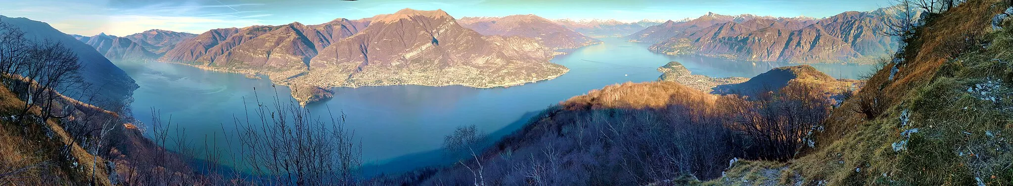 Photo showing: Lago di Como and views to mountain Monte Generoso (in left side of panorama, view the mouseover annotations), .... , Bellagio and Monte Legnone.