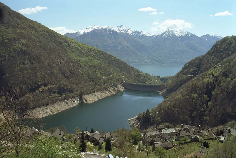 Photo showing: Lago di Vogorno von Mergoscia aus fotografiert, im Hintergrund der Lago Maggiore.