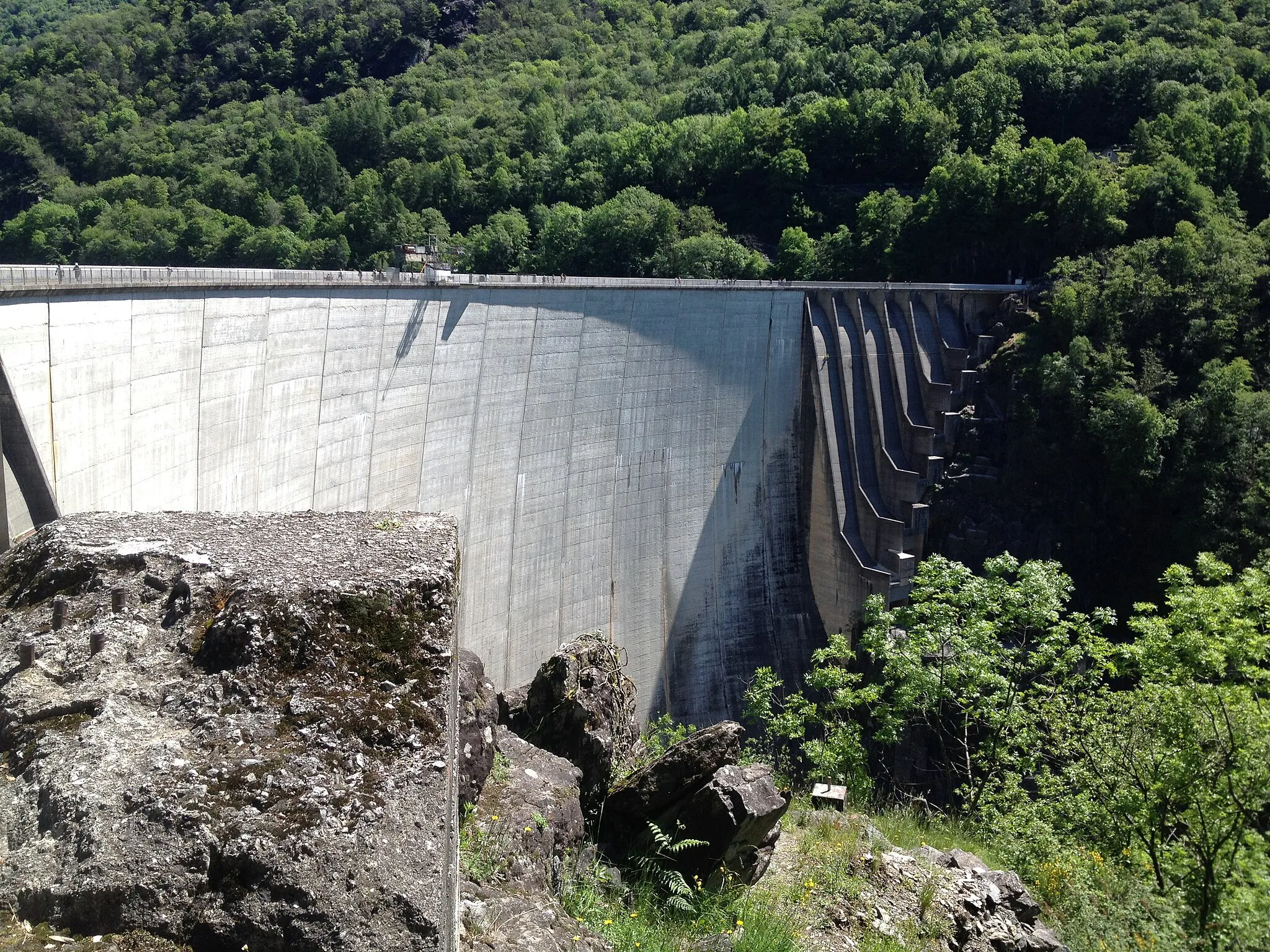 Photo showing: dam on Lago Maggiore