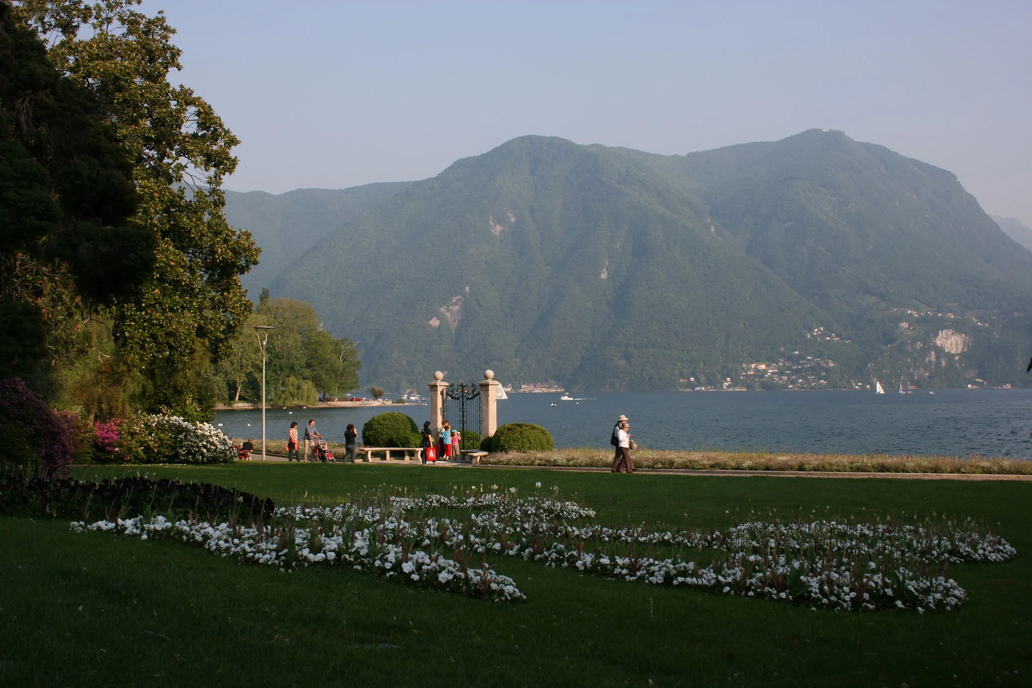 Photo showing: Looking from Parco Civico across Lago di Lugano.