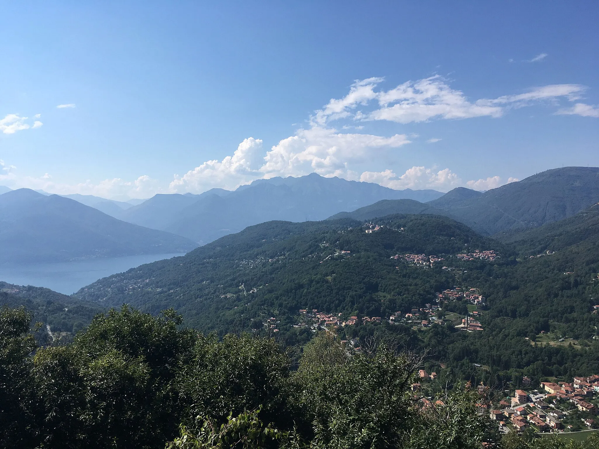 Photo showing: Aussicht vom Gipfel des Monte Clivio in Richtung Westen auf den Lago Maggiore