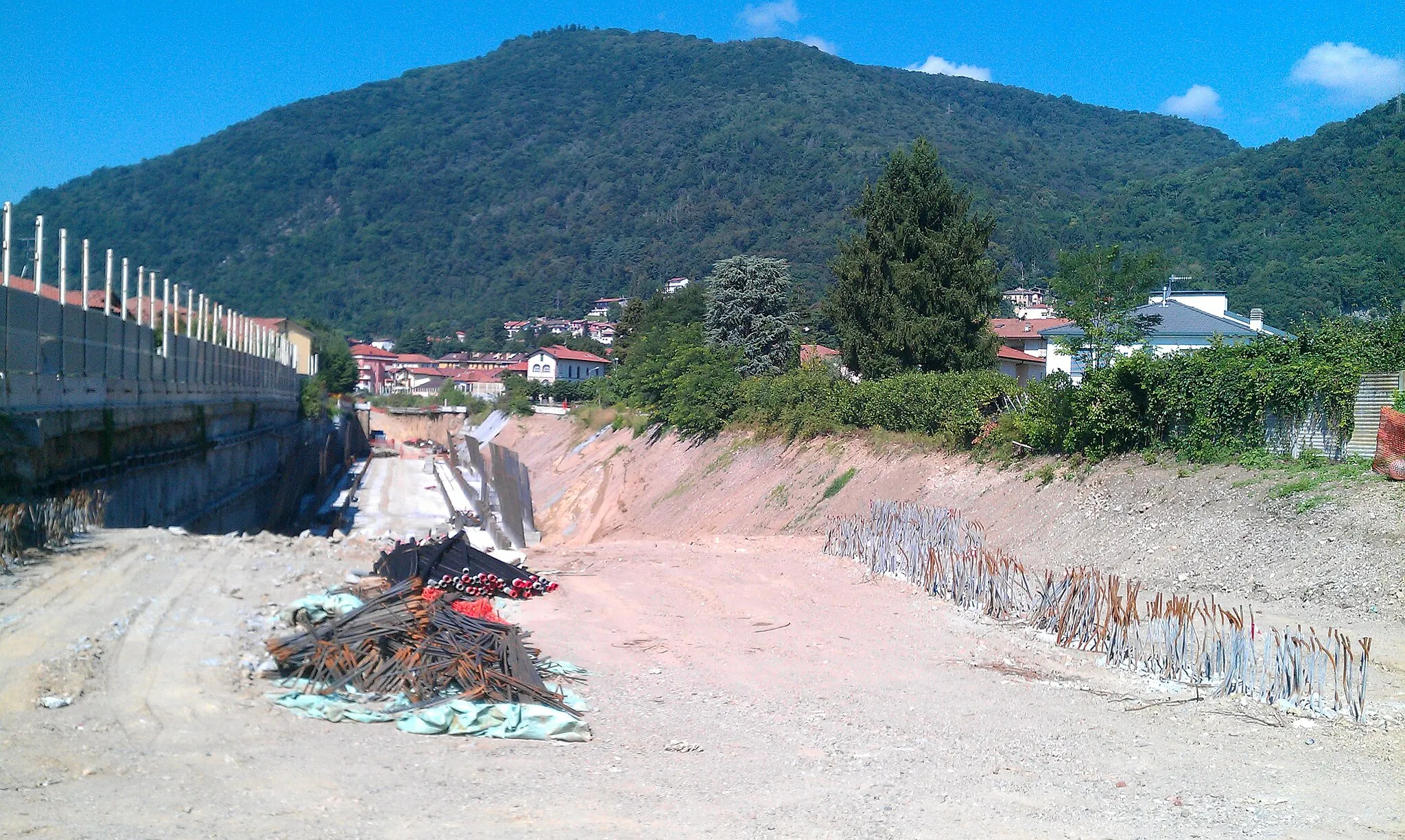 Photo showing: Il cantiere di ricostruzine della ferrovia e della stazione di Arcisate, in provincia di Varese. Sullo sfondo si vede il monte Monarco.