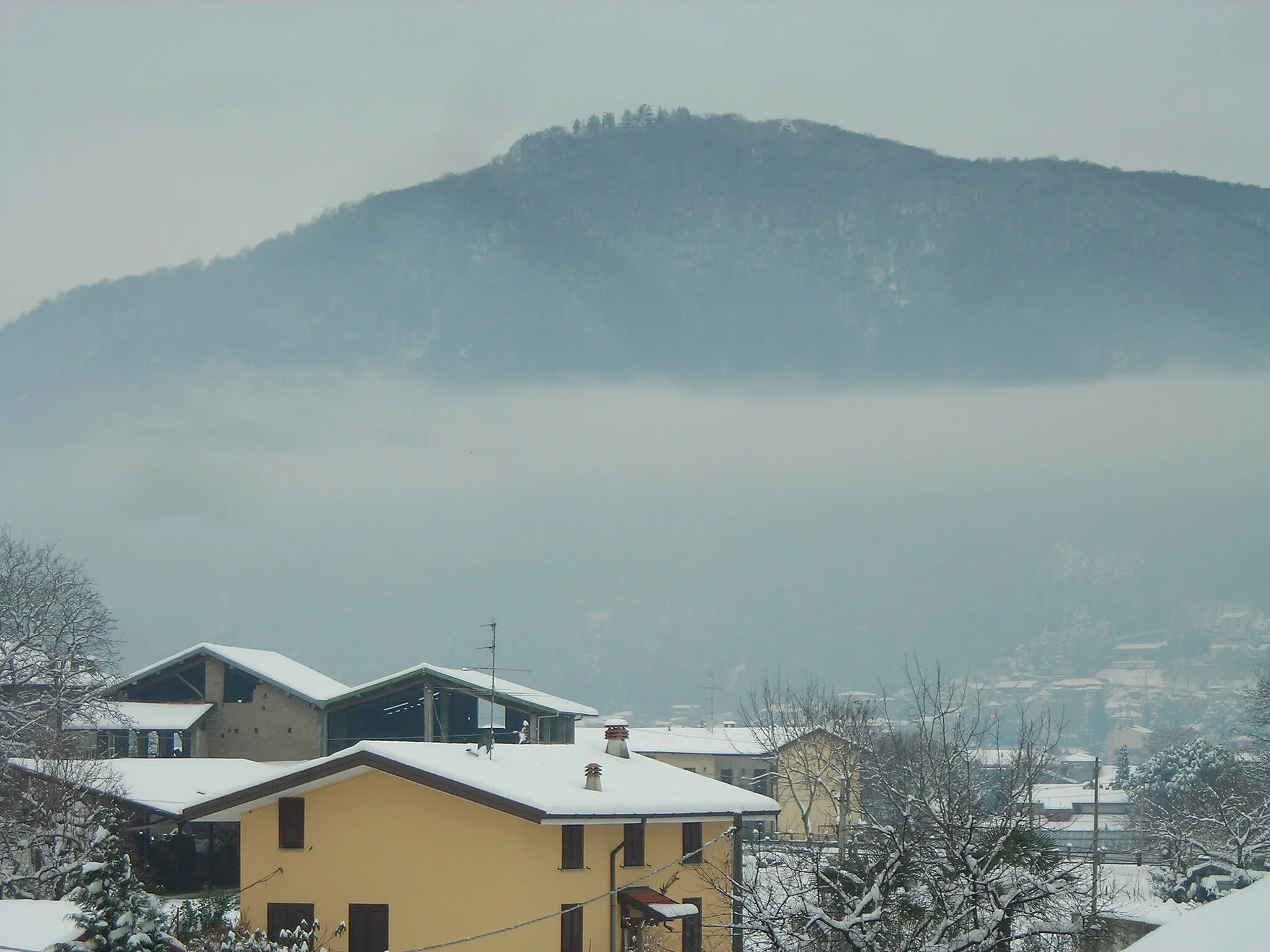 Photo showing: Il monte Monarco innevato visto da Arcisate, in provincia di Varese.