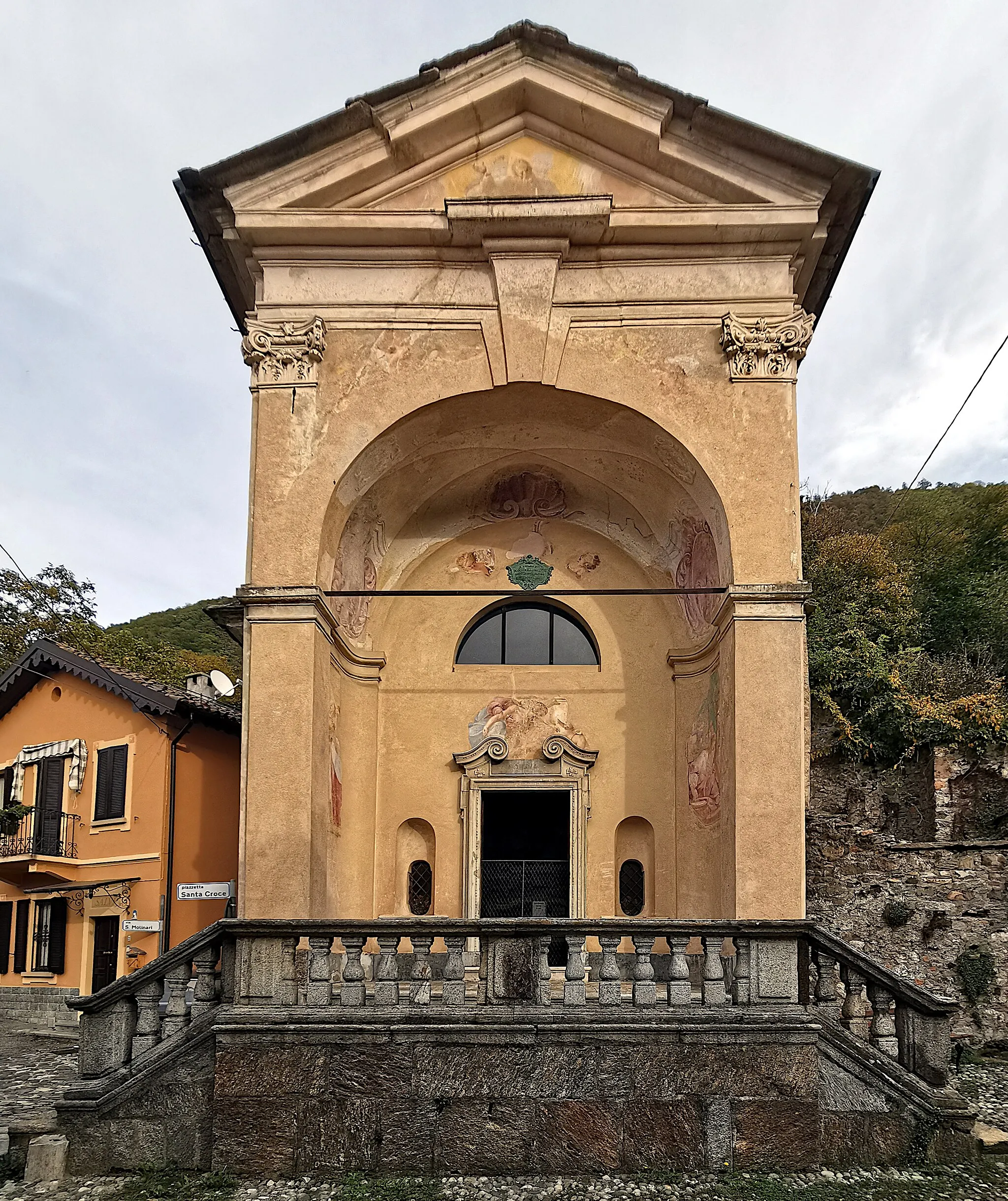 Photo showing: Chiesa di Santa Croce nelle frazione Campubella, comune di Valganna.