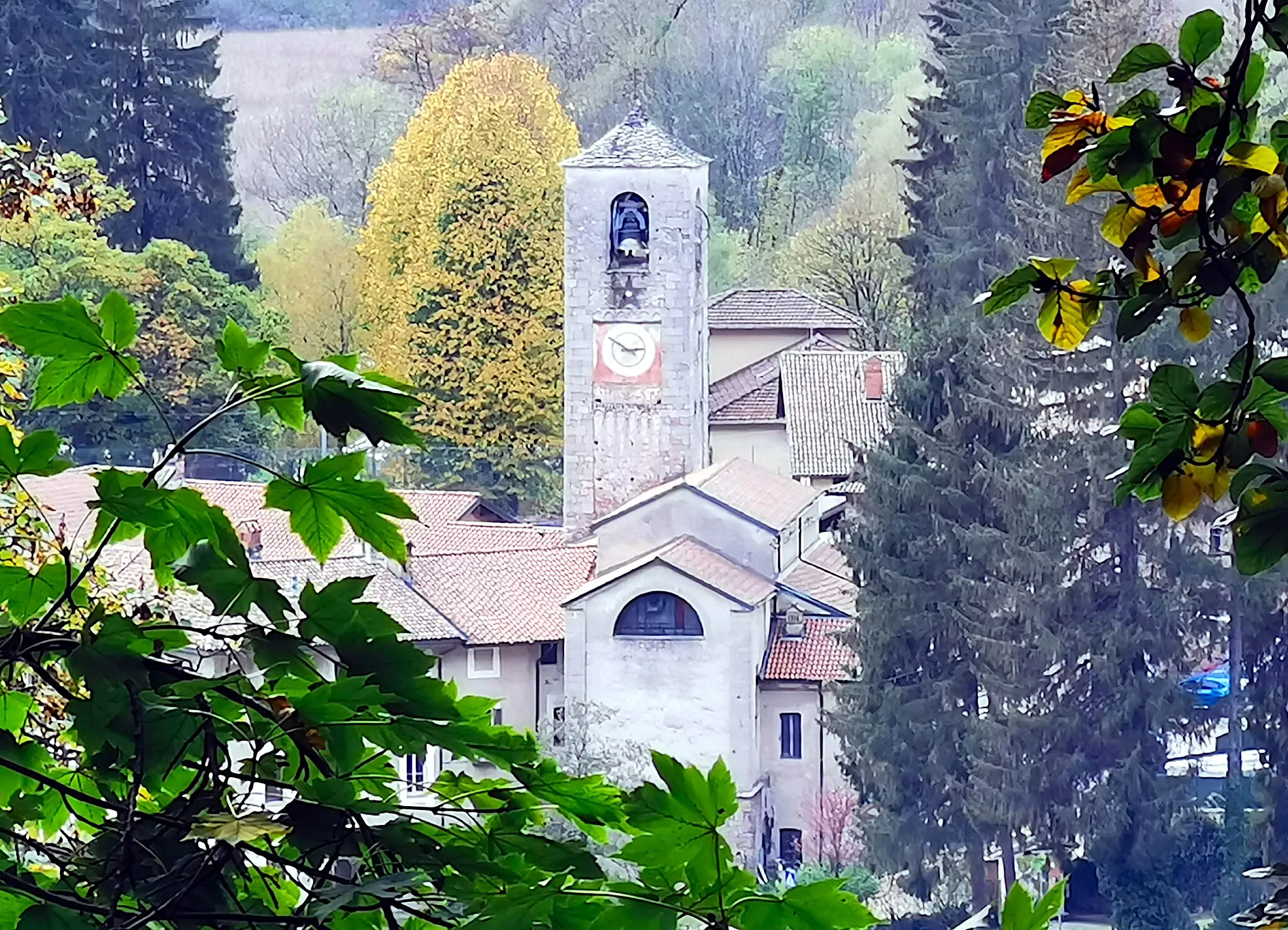 Photo showing: Il campanile della Badia di San Gemolo, inquadrato dalla Via Simone Molinari a Campubella (Valganna)