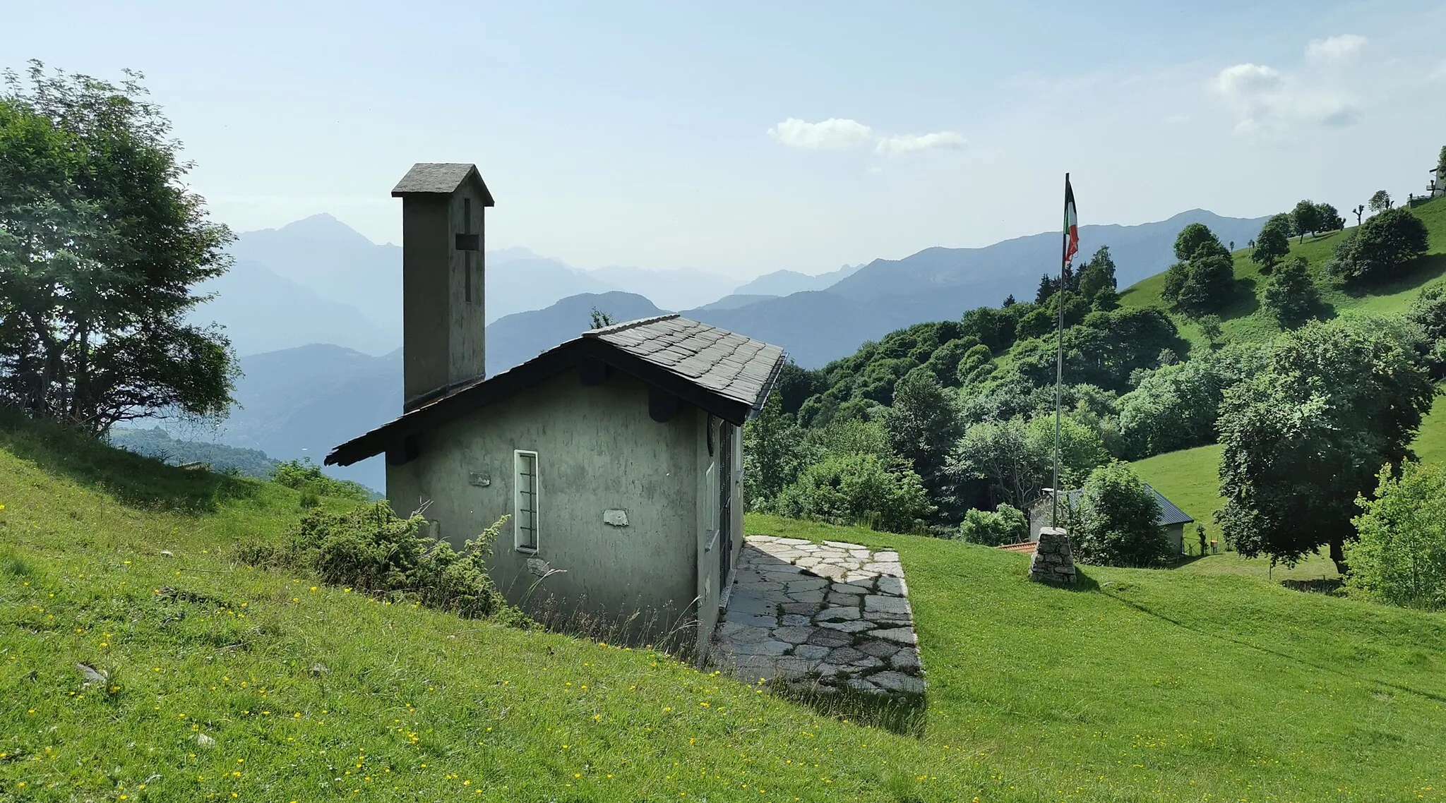 Photo showing: Fianco nord-ovest della Cappella Alpini a Boffalora