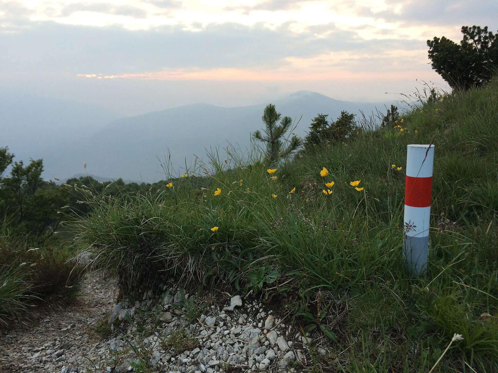 Photo showing: Dove non è stato possibile mettere dei pali segnaletici ufficiali, sono stati posti dei paletti in alluminio anodizzato con marcatura bianco-rosso-bianco per permettere ai corridori di seguire senza difficoltà il percorso di Scenic Trail.