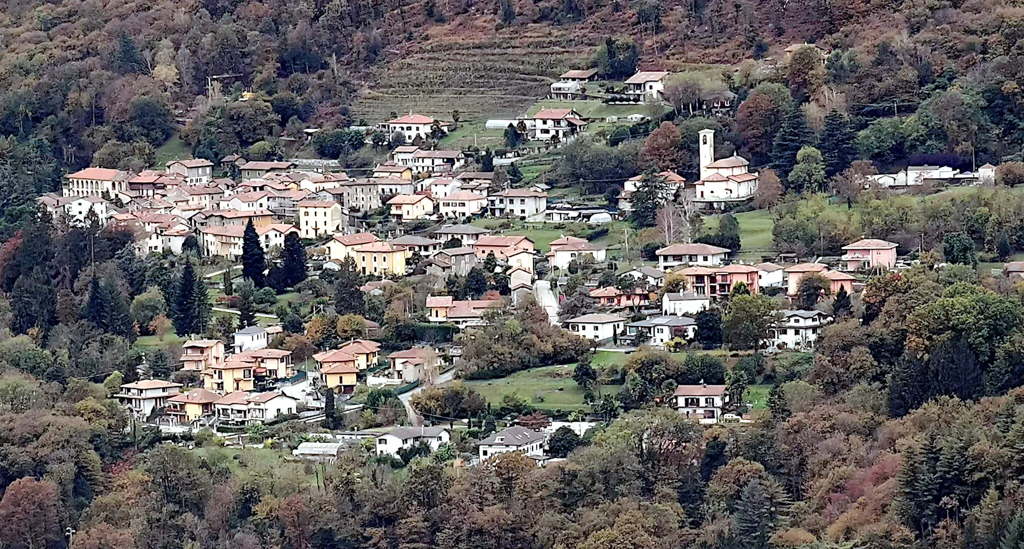 Photo showing: Vista sulla frazione Roggiano (comune di Brissago Valtravaglia), ripresa dalla chiesa di S. Martino (Montegrino Valtravaglia)