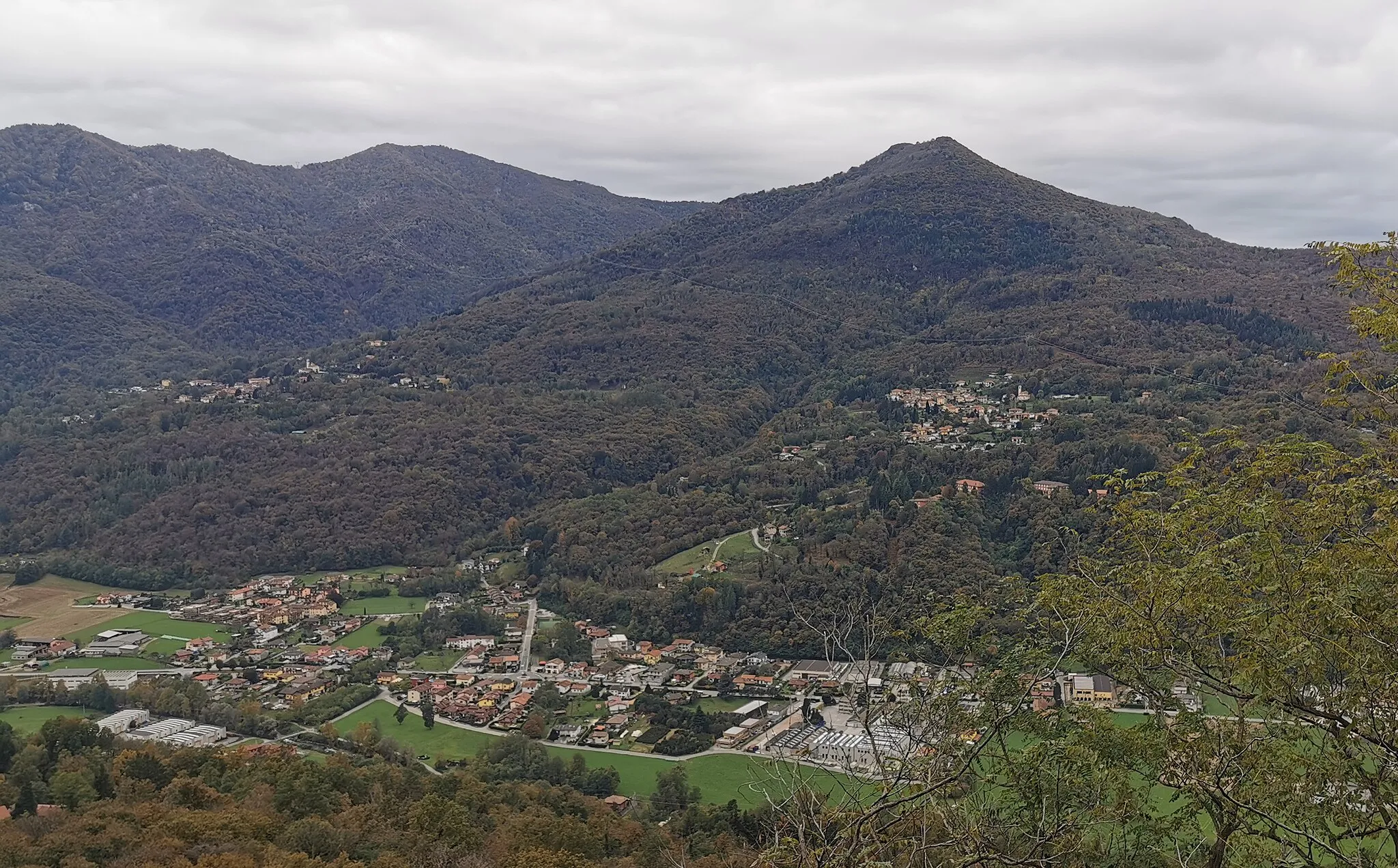 Photo showing: Vista sulla Valtravaglia dalla chiesa di S. Martino (Montegrino Valtravaglia). La cima sulla parte destra è il Monte Pian Nave. Sulle sue pendici sorge il paese di Roggiano.