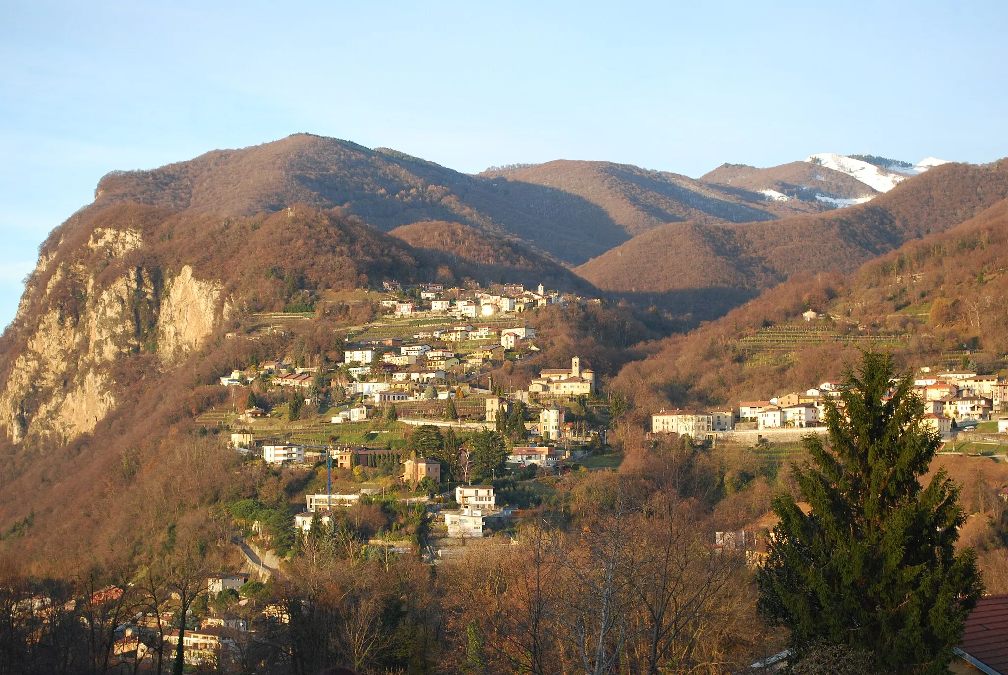 Photo showing: Salorino e Somazzo paesi sul M.te Generoso