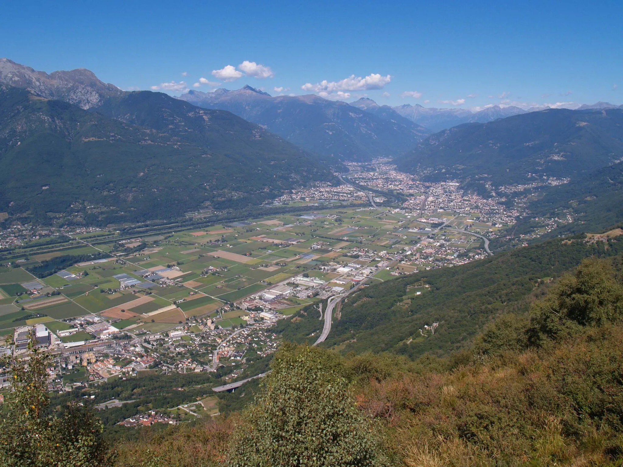 Photo showing: Aerial photograph of the port of Magadino with MS "Capriolo" and a postal bus.