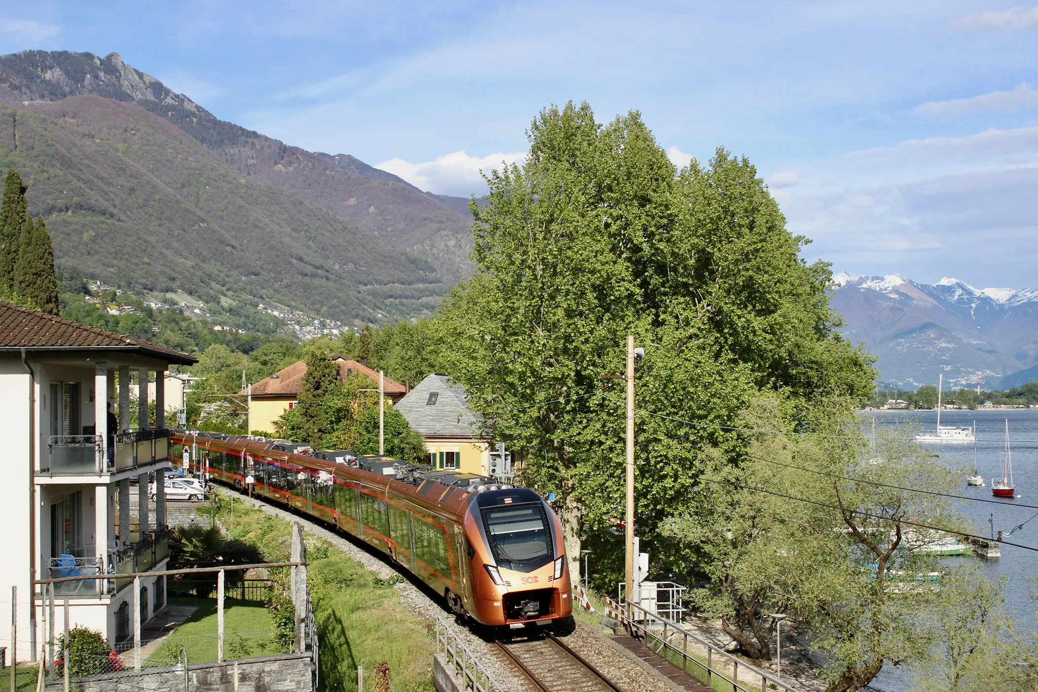 Photo showing: SOB RABe 526 203 passing through Minusio as IR46 2425 from Zürich HB to Locarno.