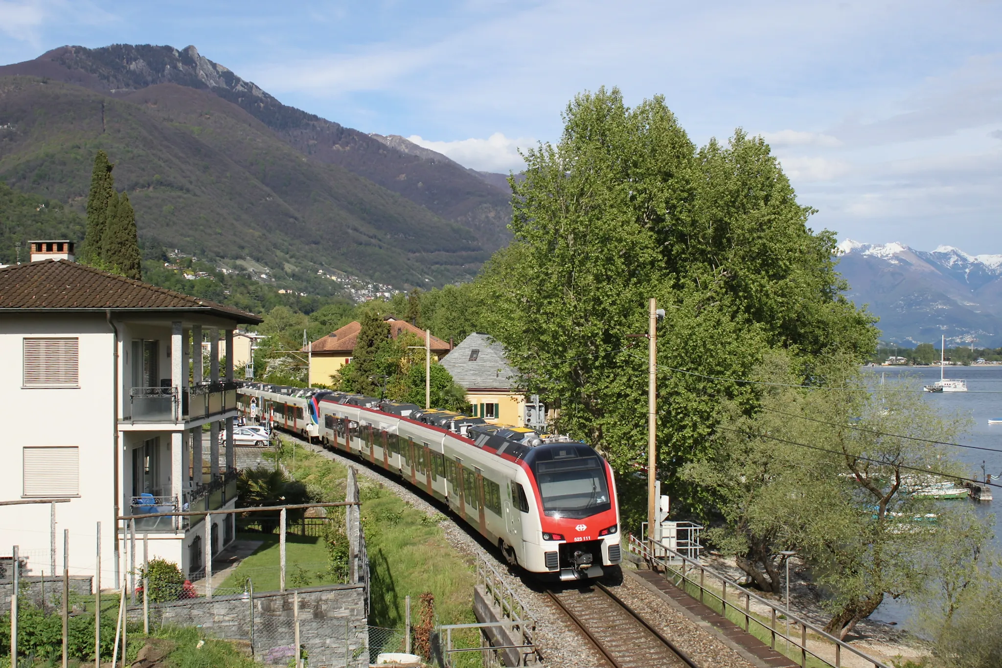 Photo showing: SBB CFF FFS RABe 523 111 at the tail of S20 25666 from Locarno to Castione-Arbedo passing through Minusio.