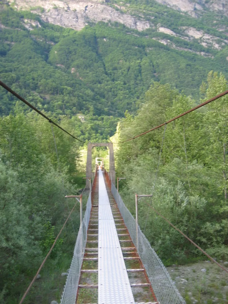 Photo showing: Hängebrücke bei Someo, Tessin, Schweiz. Die Brücke führt über die Maggia und ist etwa 500m lang.