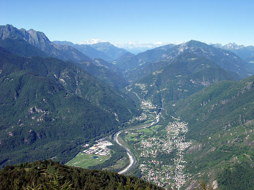 Photo showing: Blick ins Valle Maggia vom Hausberg Locarnos,dem Cardada (1340m.ü.M.) im Schweizer Kanton Tessin.