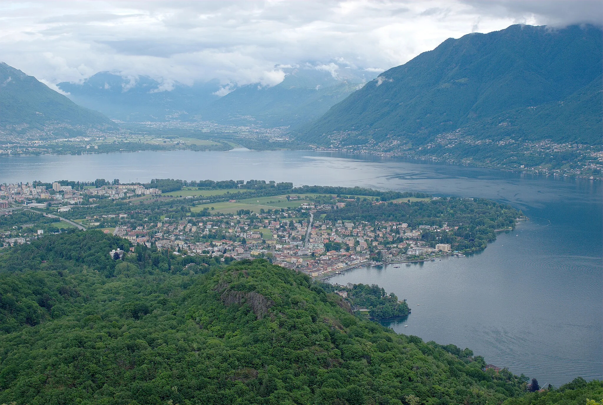 Photo showing: View of Lago Maggiore.  Foreground (l-r) Locarno, Ascona.  Background (l-r) Tenero-Contra, Gordola, Gambarogno