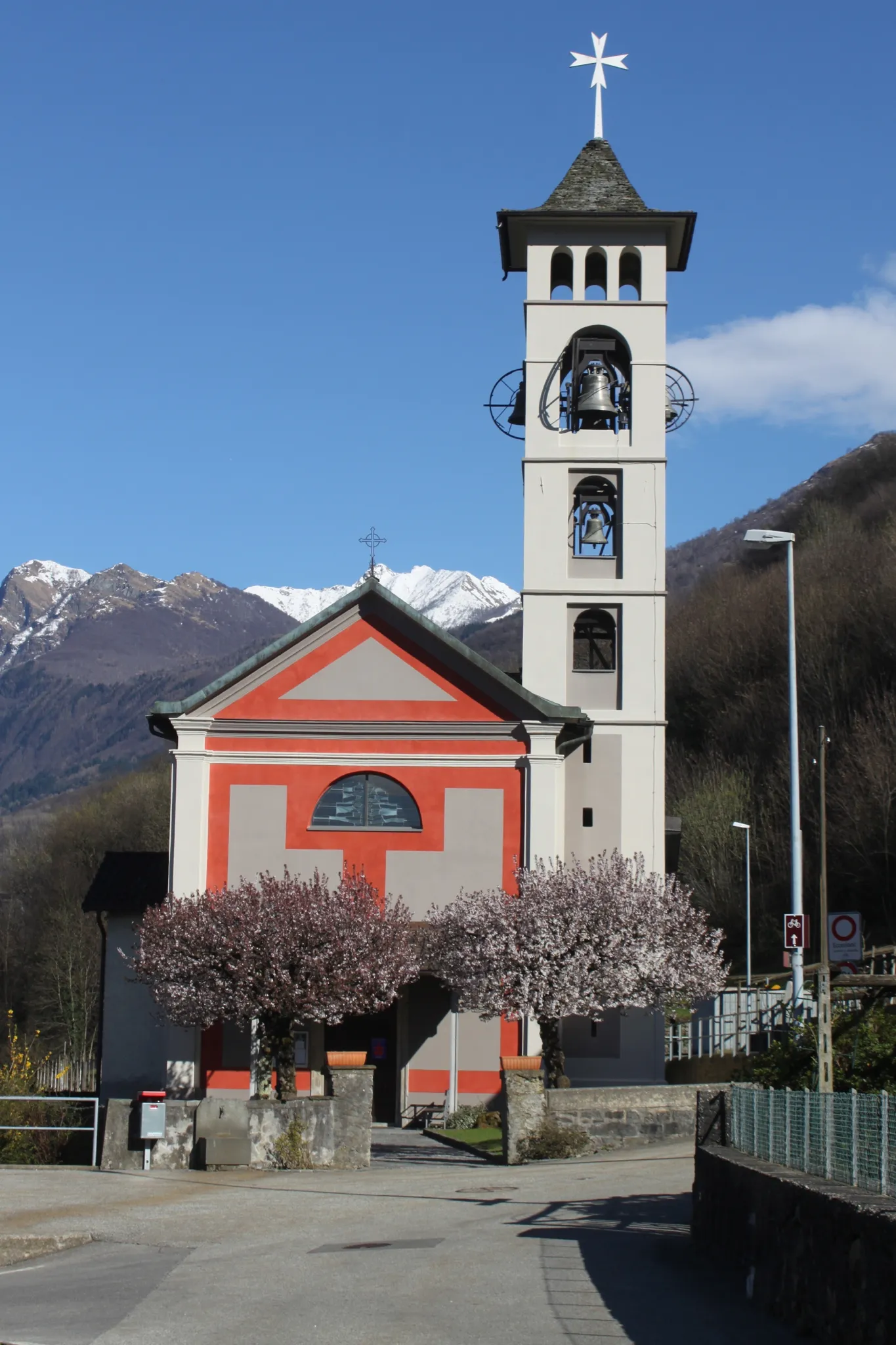 Photo showing: San Giovanni Battista church in Contone.