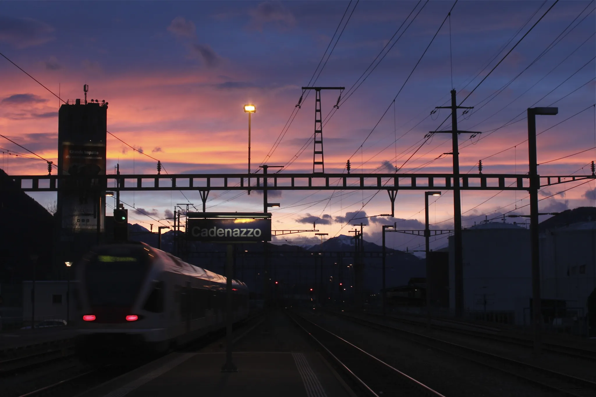 Photo showing: Twilight at Cadenazzo train station.