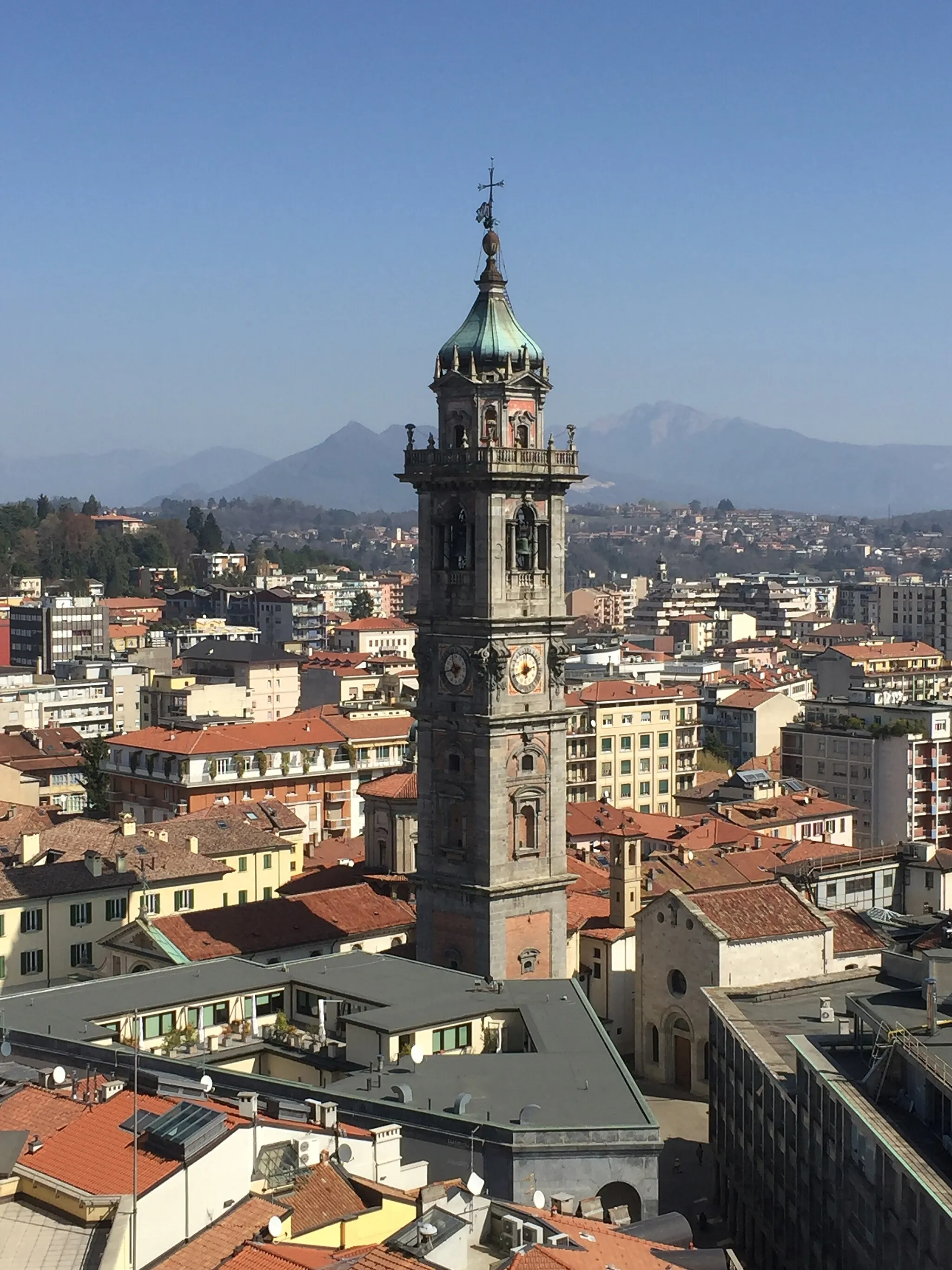Photo showing: Varese - Campanile della Basilica di S. Vittore - vista dalla torre civica